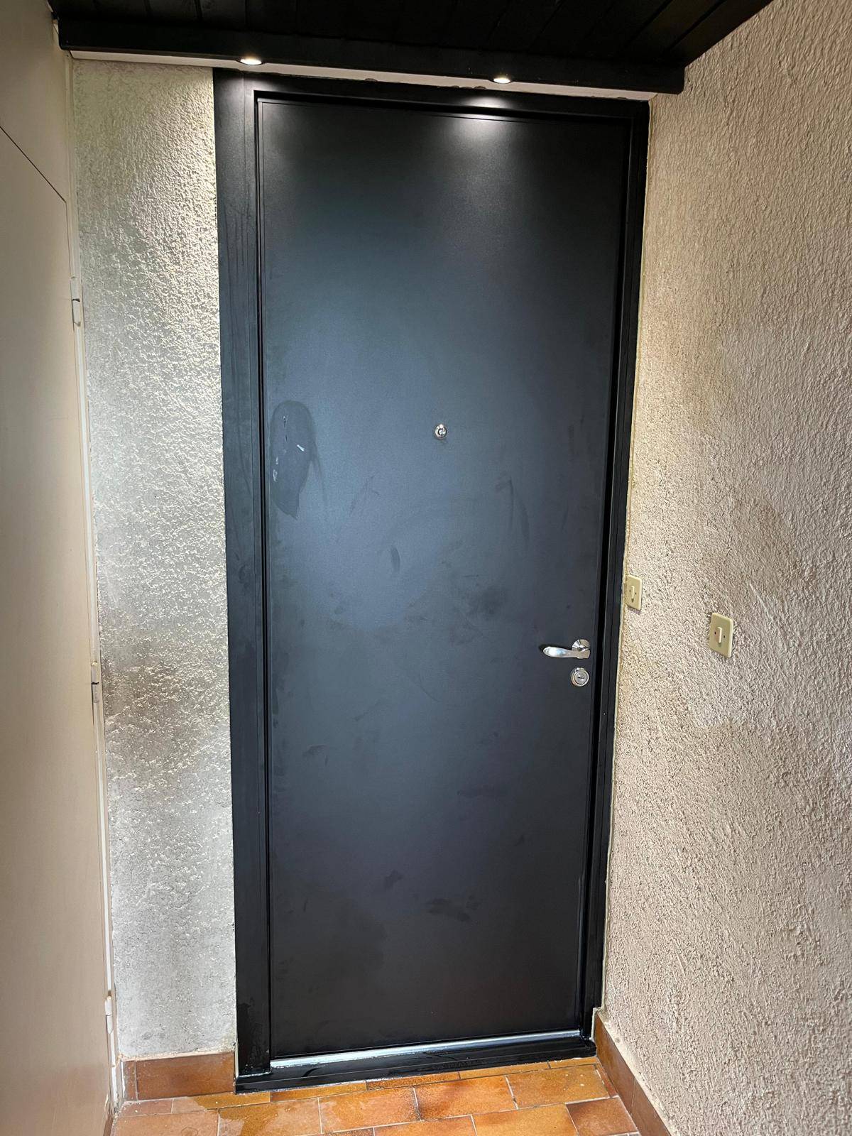 Remplacement d'une porte palière par une porte blindée à Cogolin dans le Golfe de Saint-Tropez