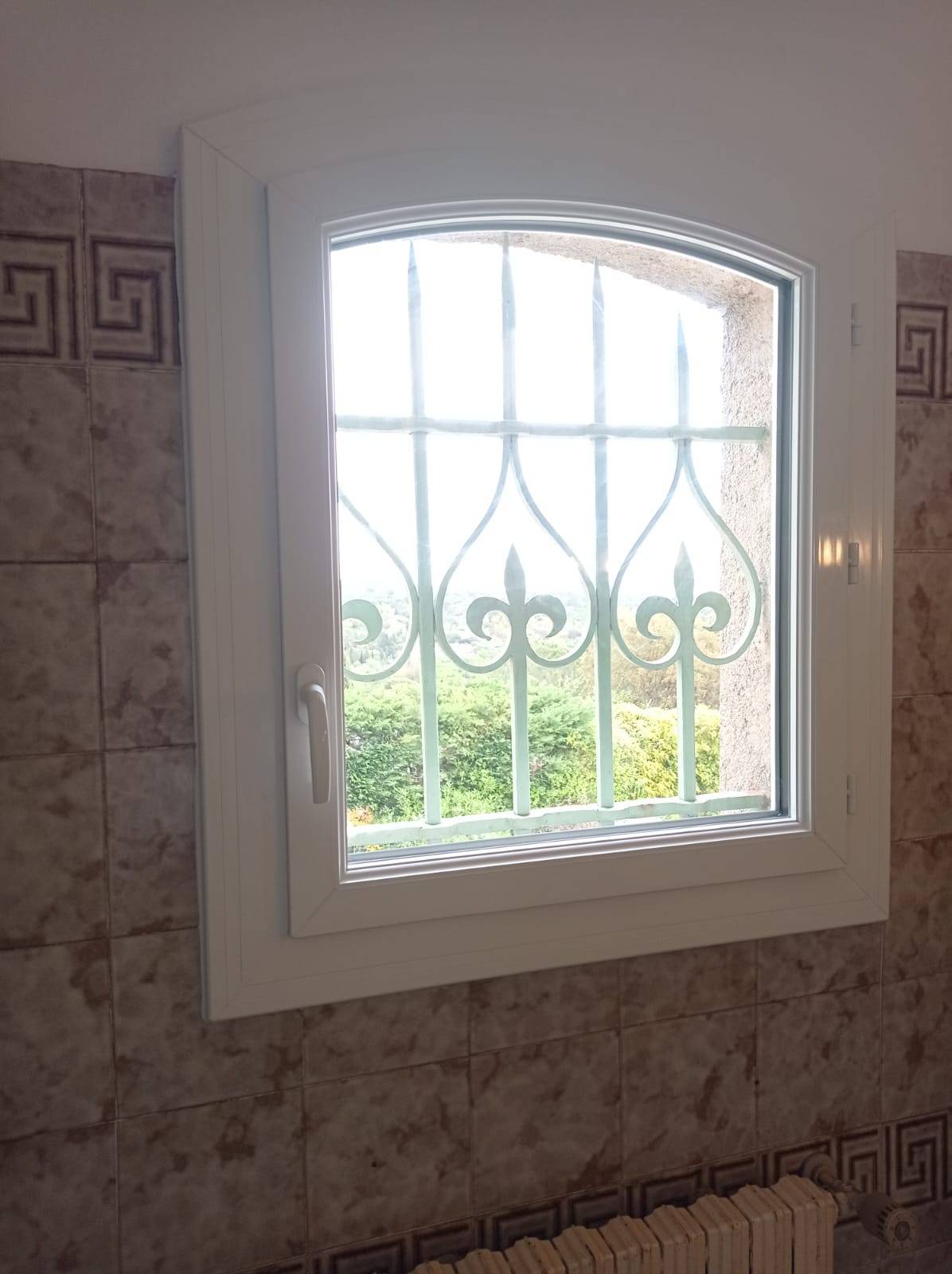 Fenêtre PVC cintré à Grimaud 