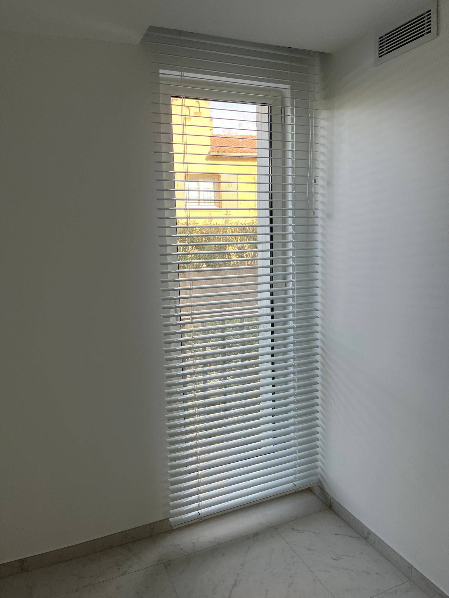 Installation de stores intérieurs de type vénitiens à Saint-Tropez dans le VAR