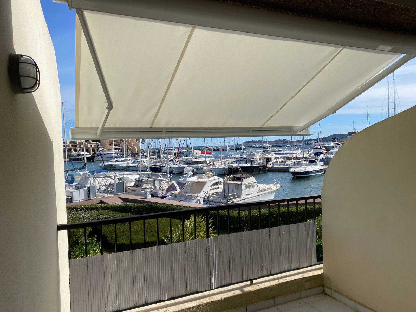 Store banne STB 250 dans le Golfe de Saint-Tropez 