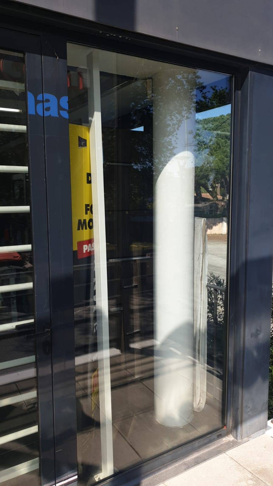 Remplacement de deux vitrages sur une vitrine de Magasin à Cogolin dans le Golfe de Saint-Tropez