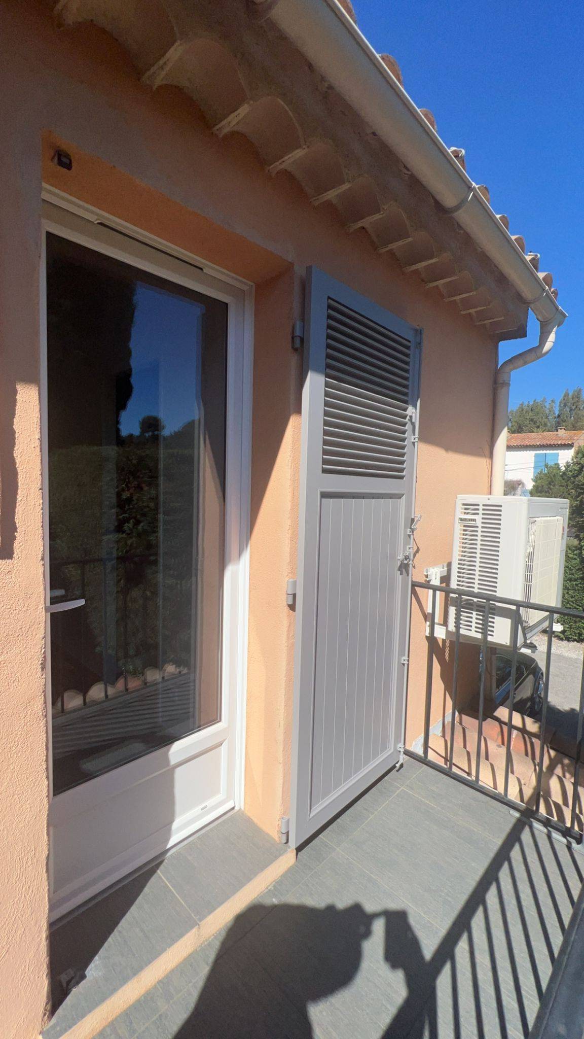 Installation de volets en aluminium en rénovation à Saint-Tropez dans le Golfe de Saint-Tropez