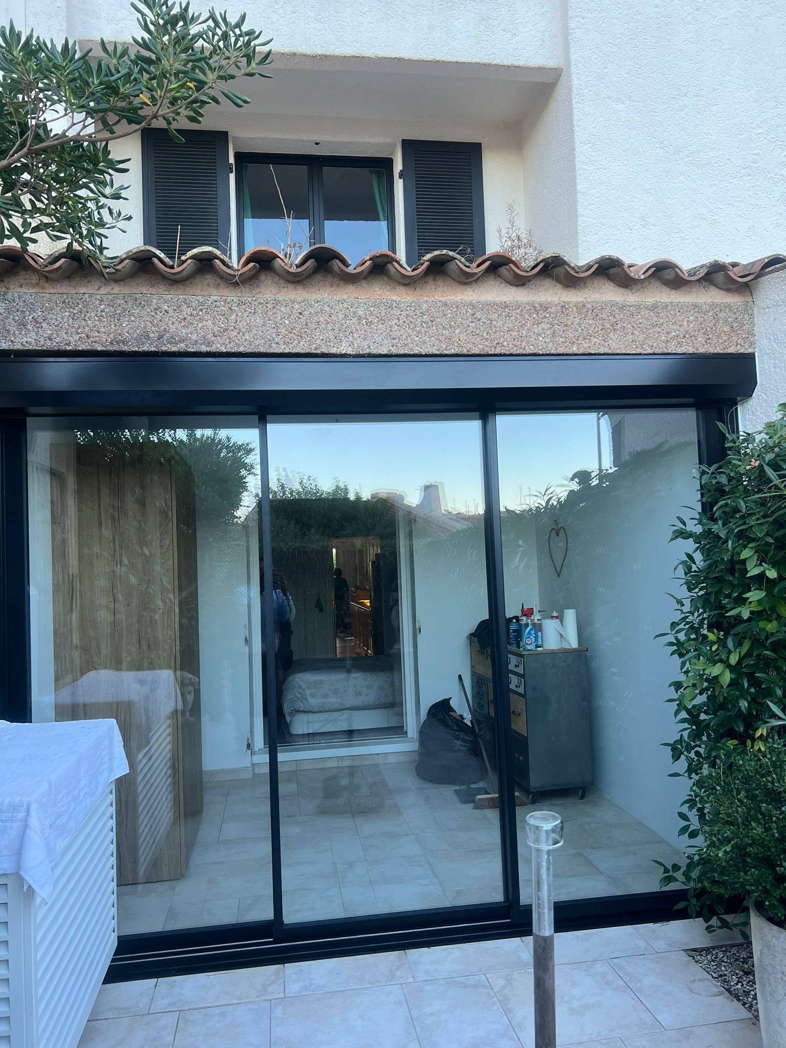 Installation d'un châssis coulisant en aluminium sur la commune de Cogolin dans le Golfe de Saint-Tropez