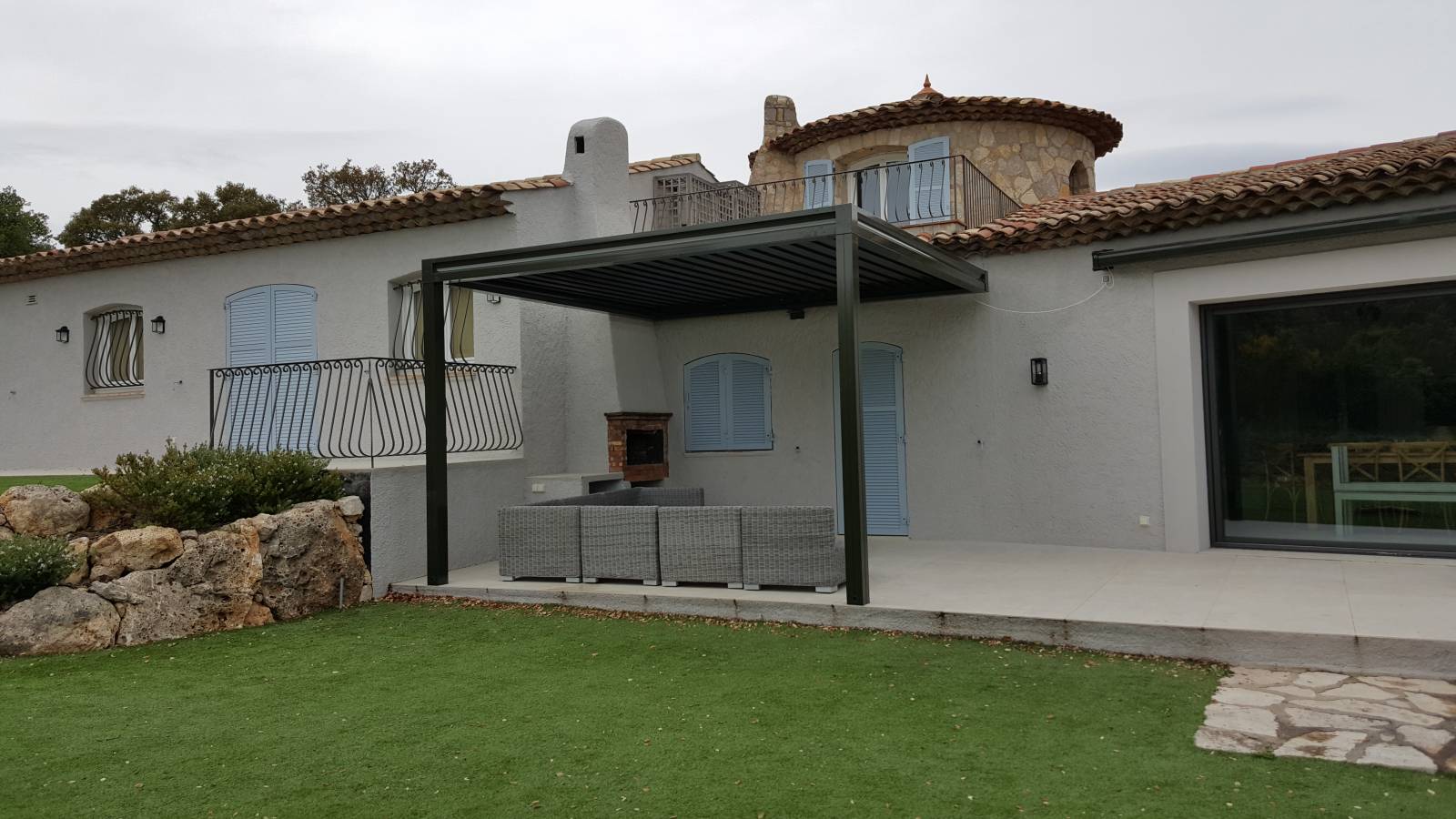 Installation d'une pergola bioclimatique à lames orientables à Sainte-Maxime dans le Golfe de Saint-Tropez