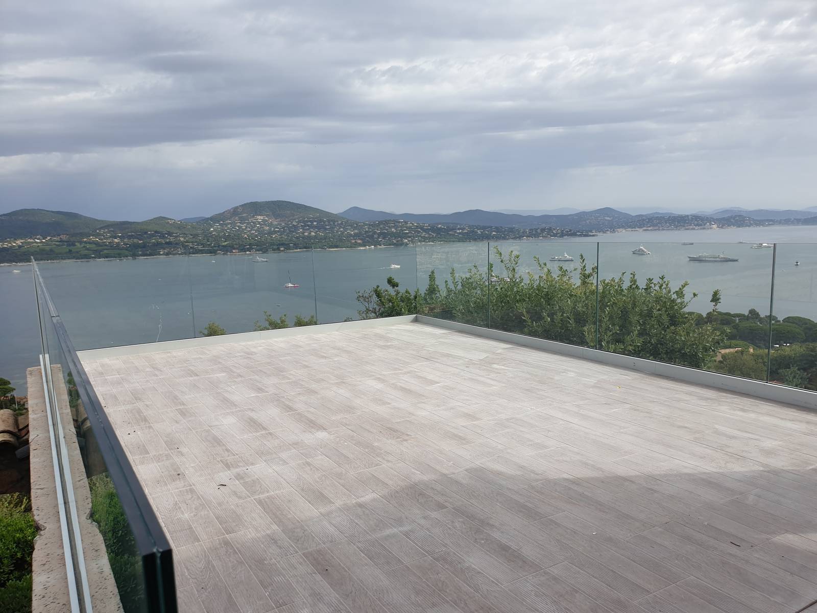 Garde-corps vitré sans main courante à Gassin 