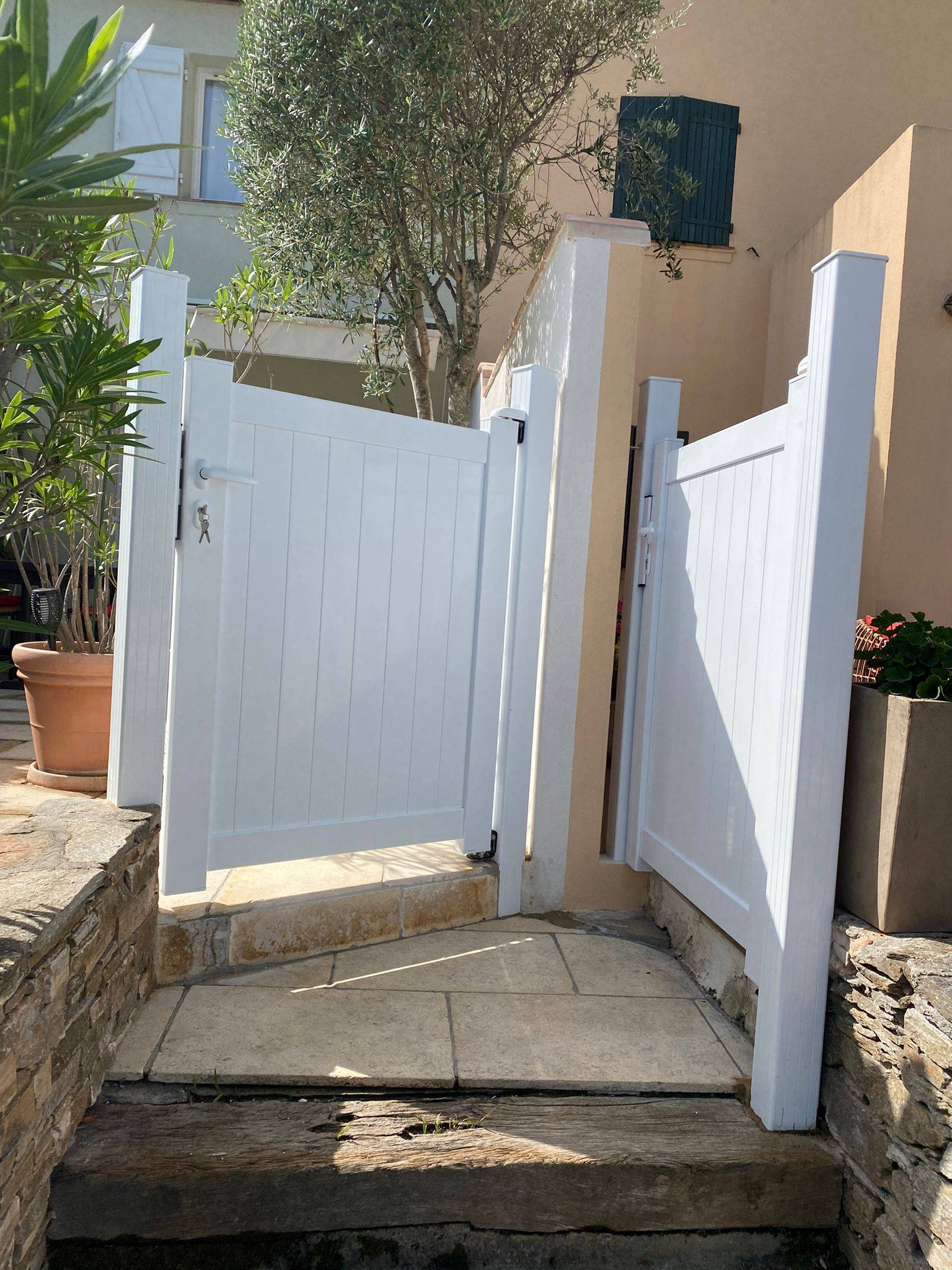 Portillon aluminium avec piliers à sceller 