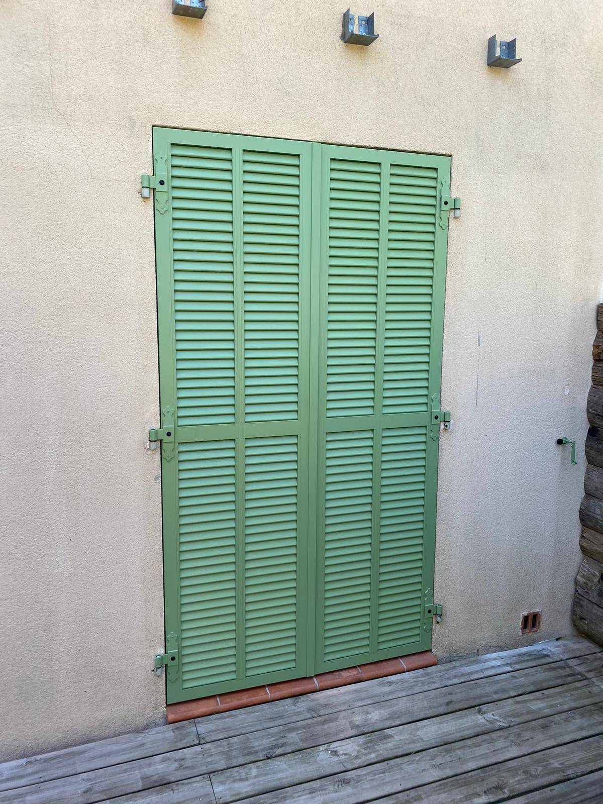 Volet battant aluminium dans le Golfe de Saint-Tropez