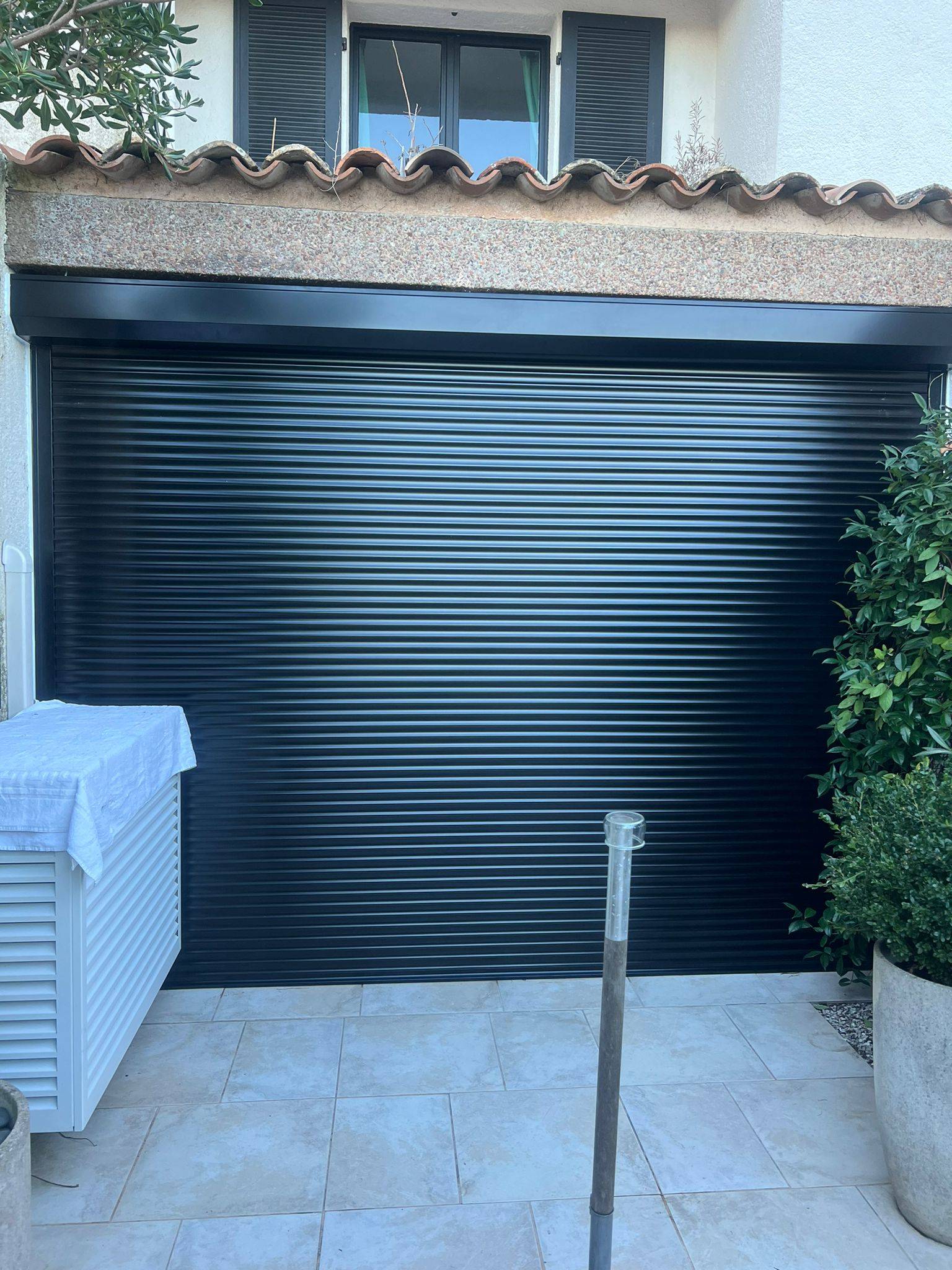 Installation d'un volet roulant en aluminium électrique sur la commune de Cogolin dans le Golfe de Saint-Tropez