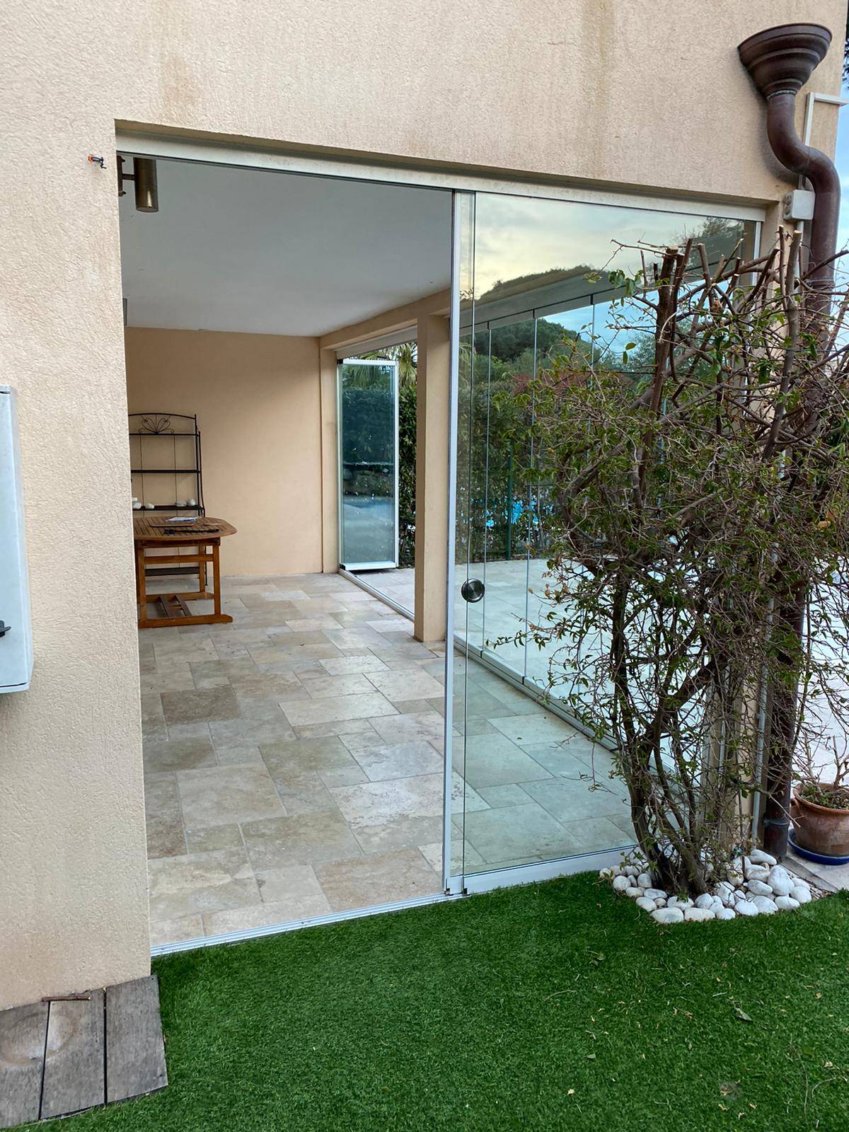 Installation d'un système coulissant et pivotant tout verre SL25 à Sainte Maxime 83120 dans le Golfe de Saint Tropez