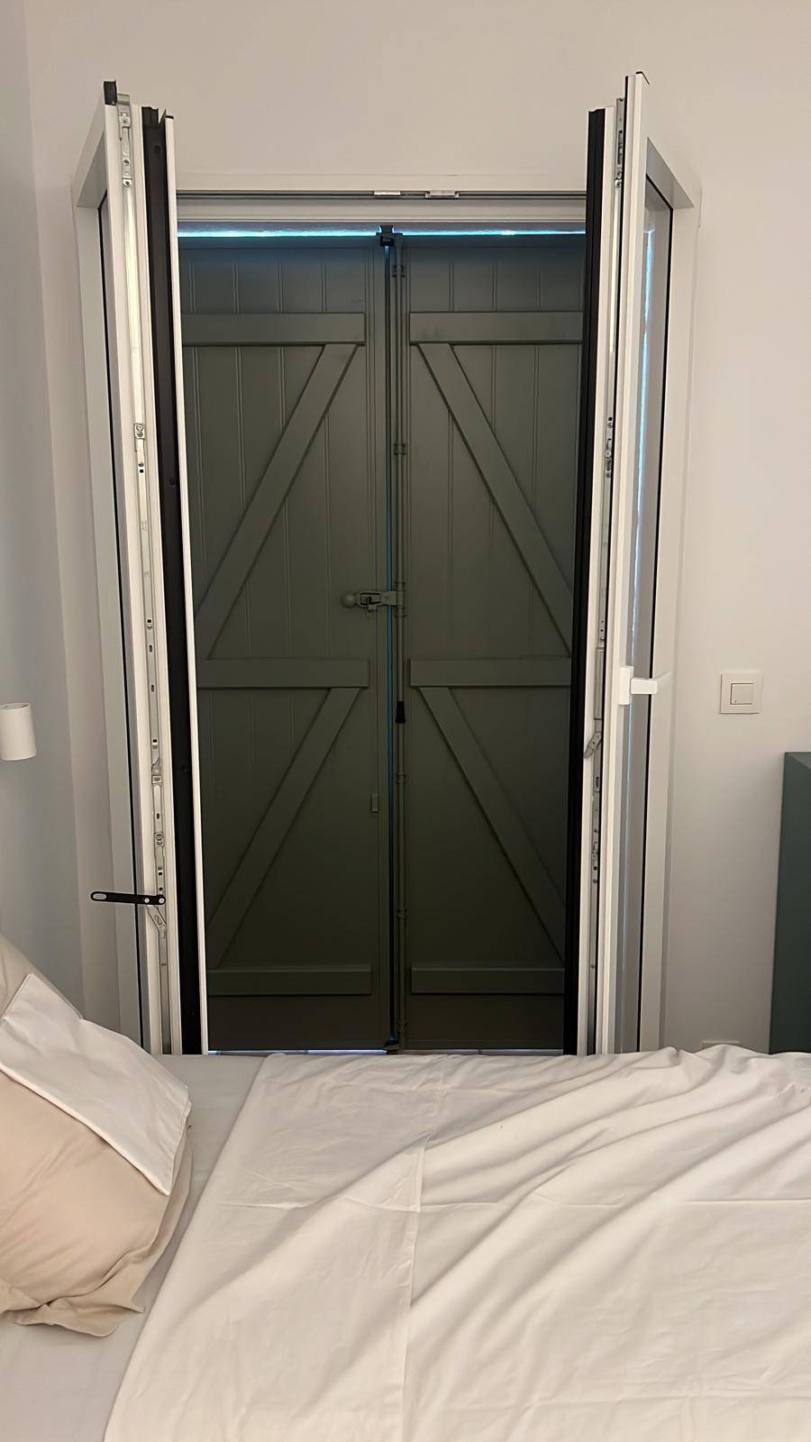 Installation en neuf de volets battants en aluminium modèle isolant à la Croix-Valmer dans le Golfe de Saint-Tropez