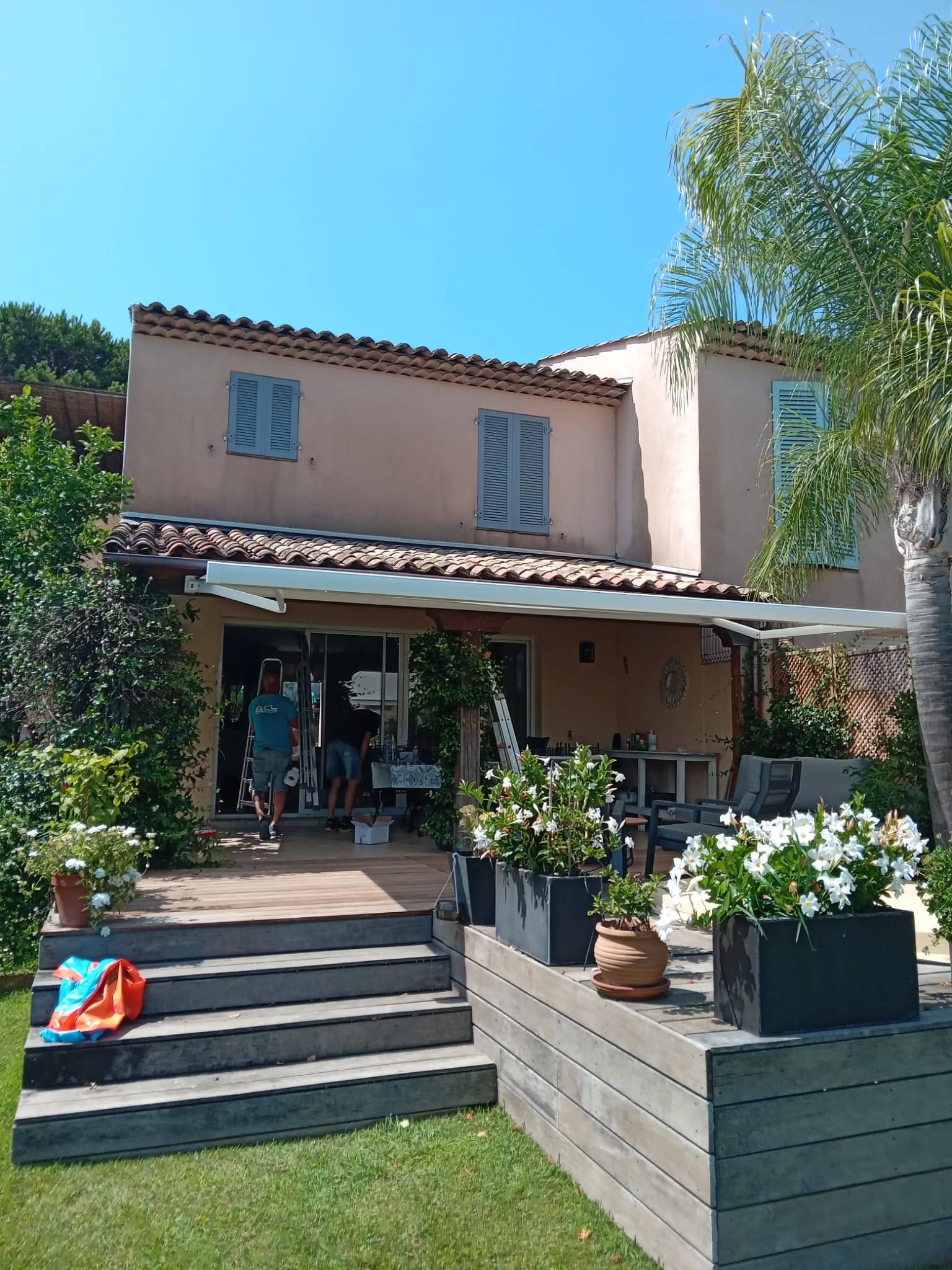 Mise en place d'un store banne avec coffre complet sur la commune de Gassin dans le Golfe de Saint-Tropez