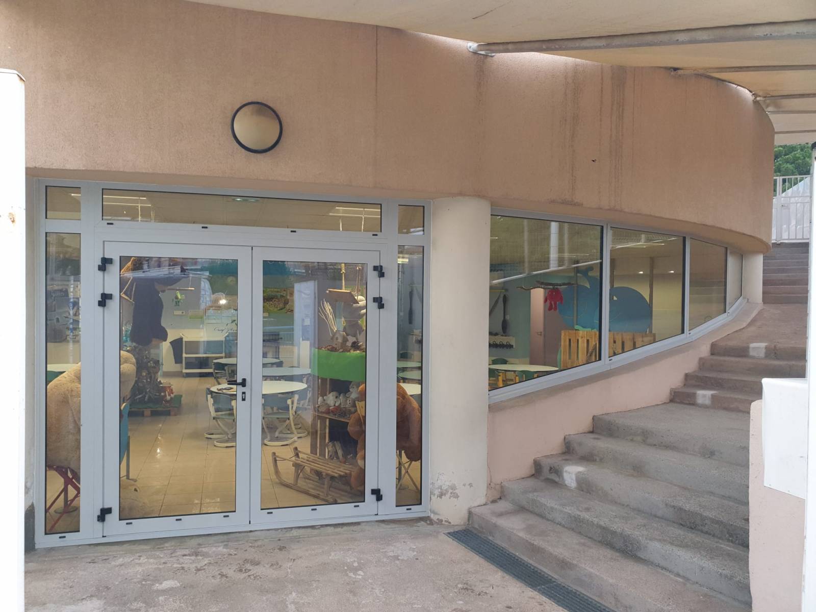 Installation de menuiseries aluminium en rénovation à l'école Fabre de Sainte-Maxime dans le Golfe de Saint-Tropez