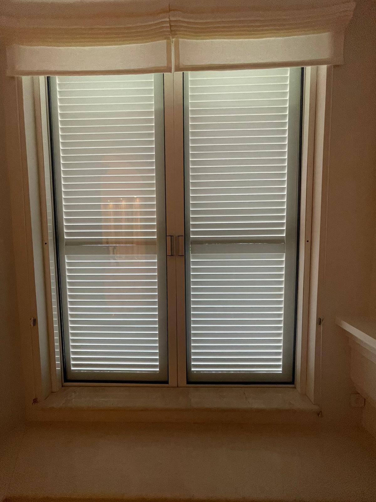 Remplacement de panneaux de volets en bois par panneaux de volets en aluminium dans châssis à galandage sur la cmmune de Ramtauelle