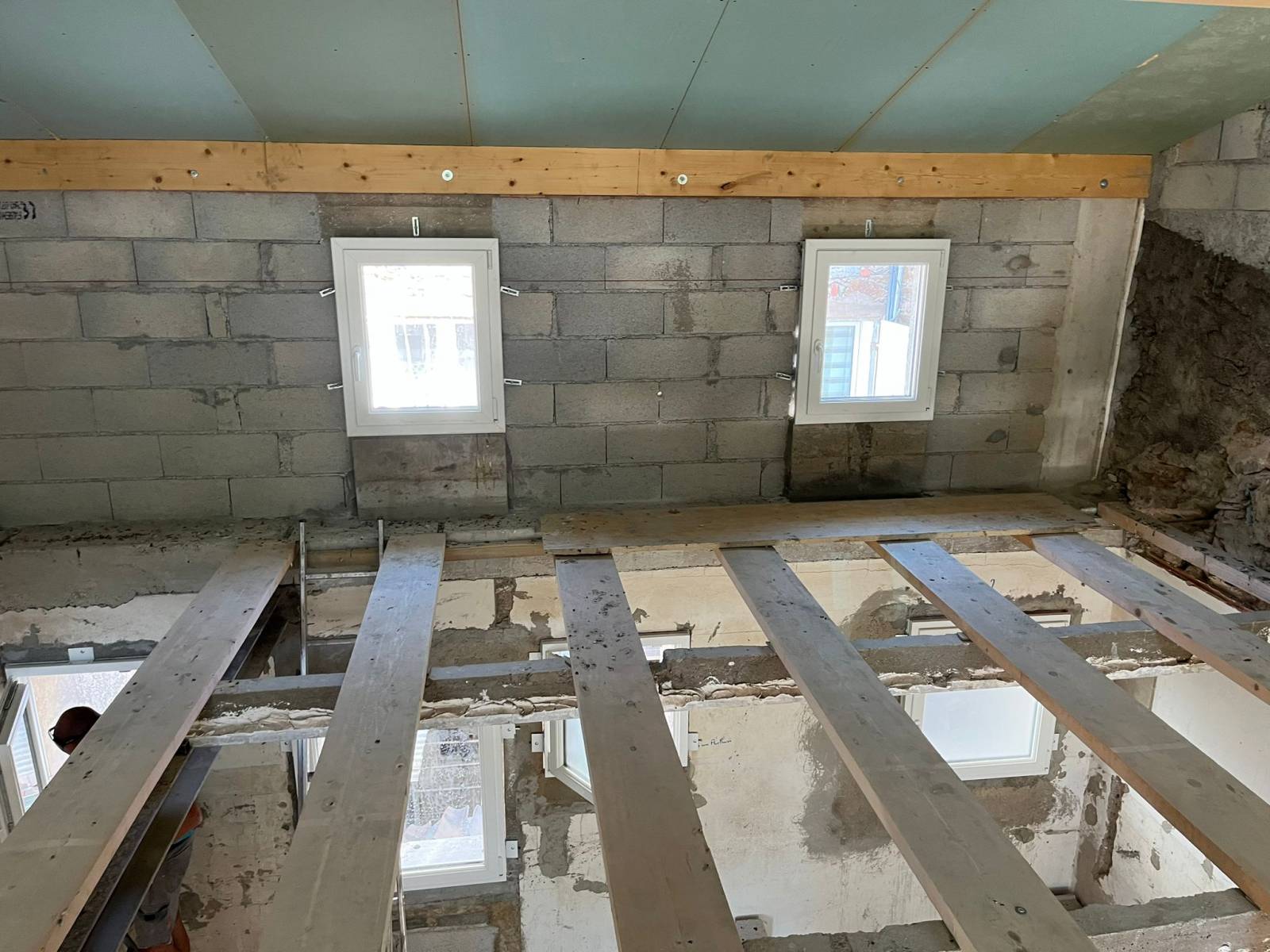 Pose de fenêtres en PVC bicolore à la Môle dans le Golfe de Saint-Tropez