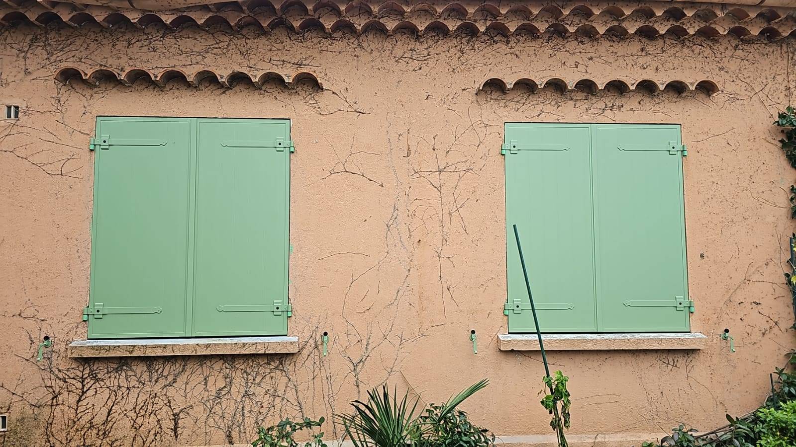 Remplacement de volets battants sur l'ensemble d'une maison à Ramatuelle dans le Gofle de Saint-Tropez