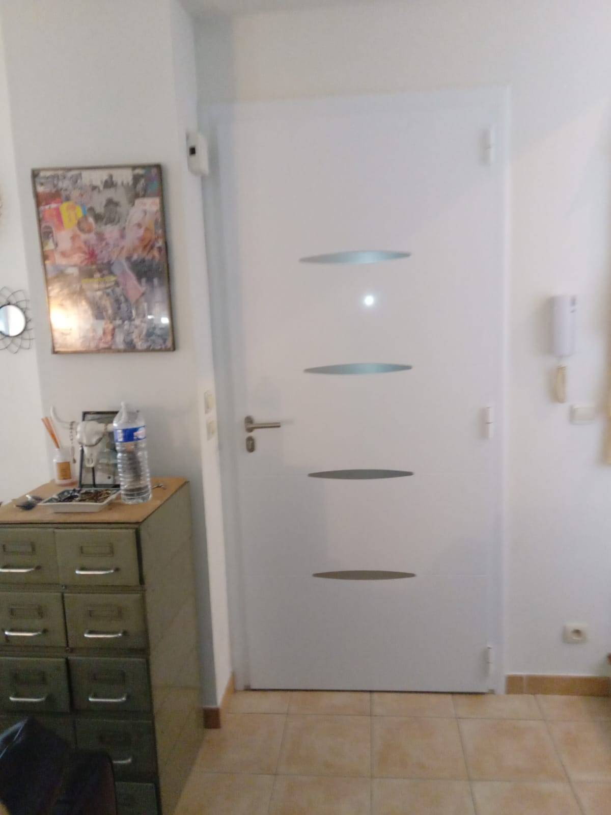 Remplacement d'une porte d'entrée en bois par une porte d'entrée en aluminium à Cogolin dans le Golfe de Saint-Tropez