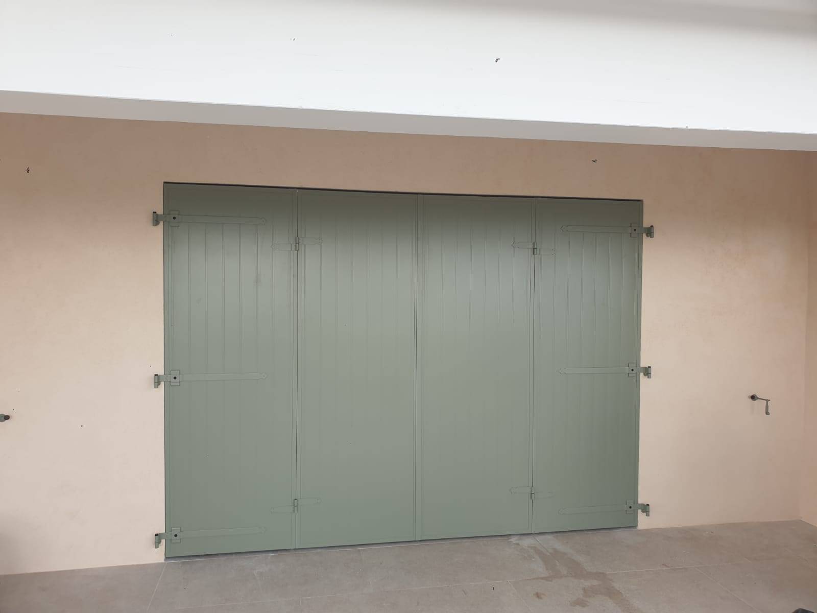 Installation en neuf de volets battants en aluminium sur la commune de la Croix-Valmer dans le Golfe de Saint-Tropez