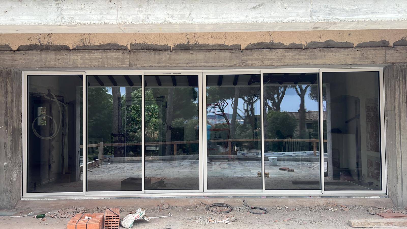 Remplacement de l'ensemble des fenêtres d'une maison en rénovation complète située à Sainte-Maxime