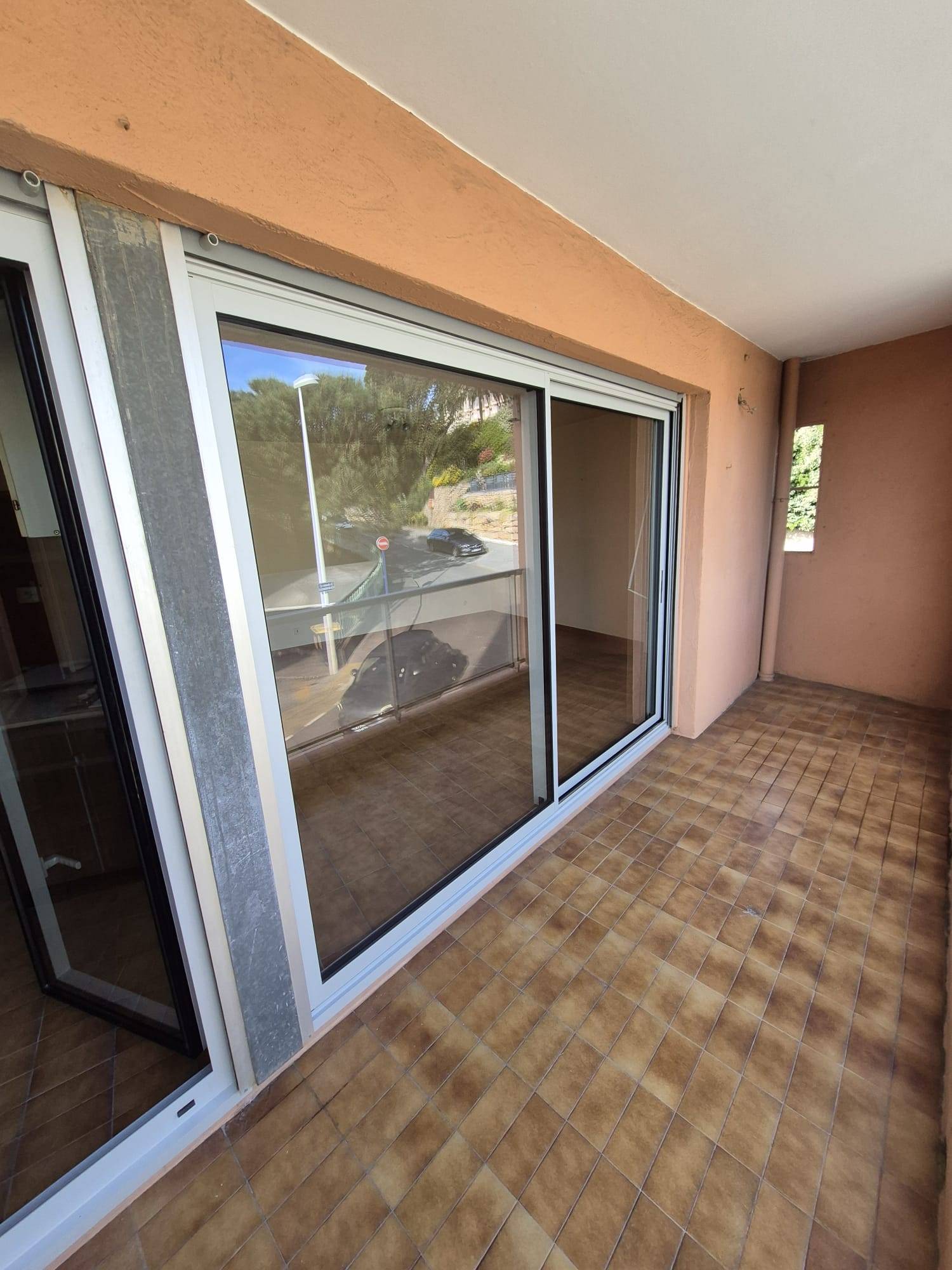 Remplacement en rénovation de menuiseries extérieures en bois par des menuiseries extérieures en aluminium à Grimaud