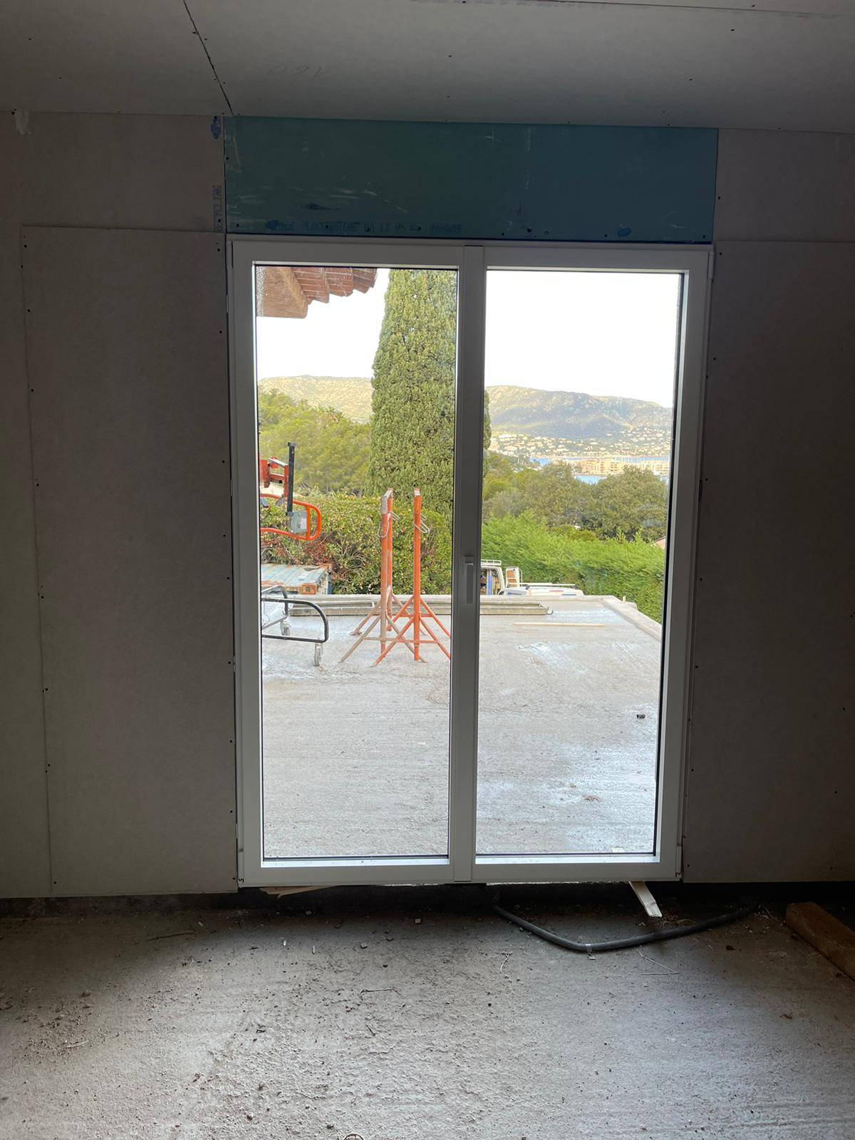 Rénovation d'une maison avec des menuiseries en aluminium à Bormes Les Mimosas dans le Var