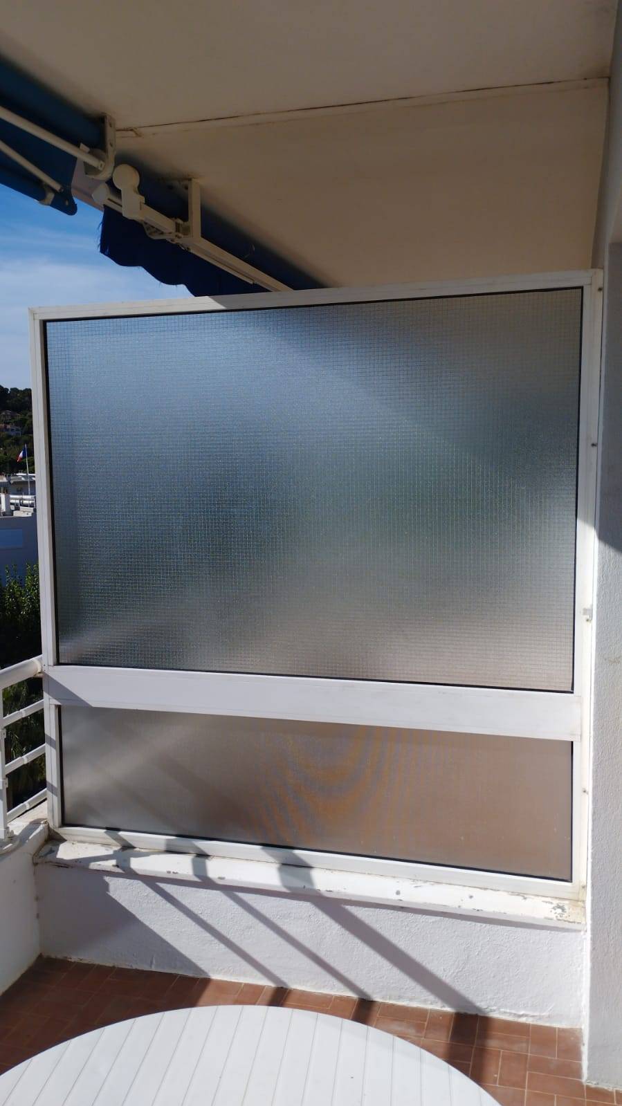 Remplacement de vitrage à l'identique sur séparatif de balcon à Cavalaire-sur-Mer dans le Golfe de Saint-Tropez