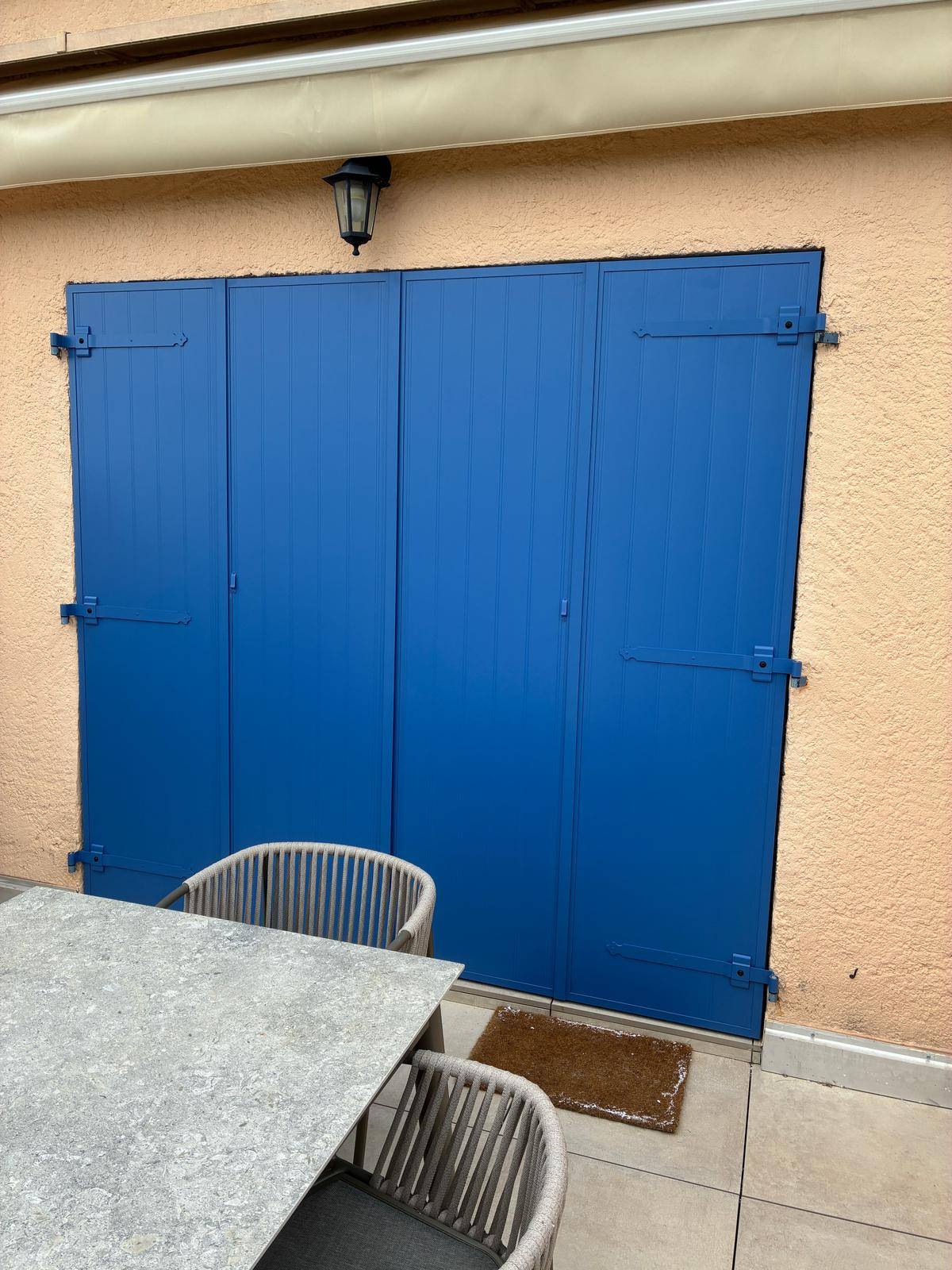 Remplacement d'un volet battant en bois par un volet battant en aluminium à Grimaud dans le Golfe de Saint-Tropez