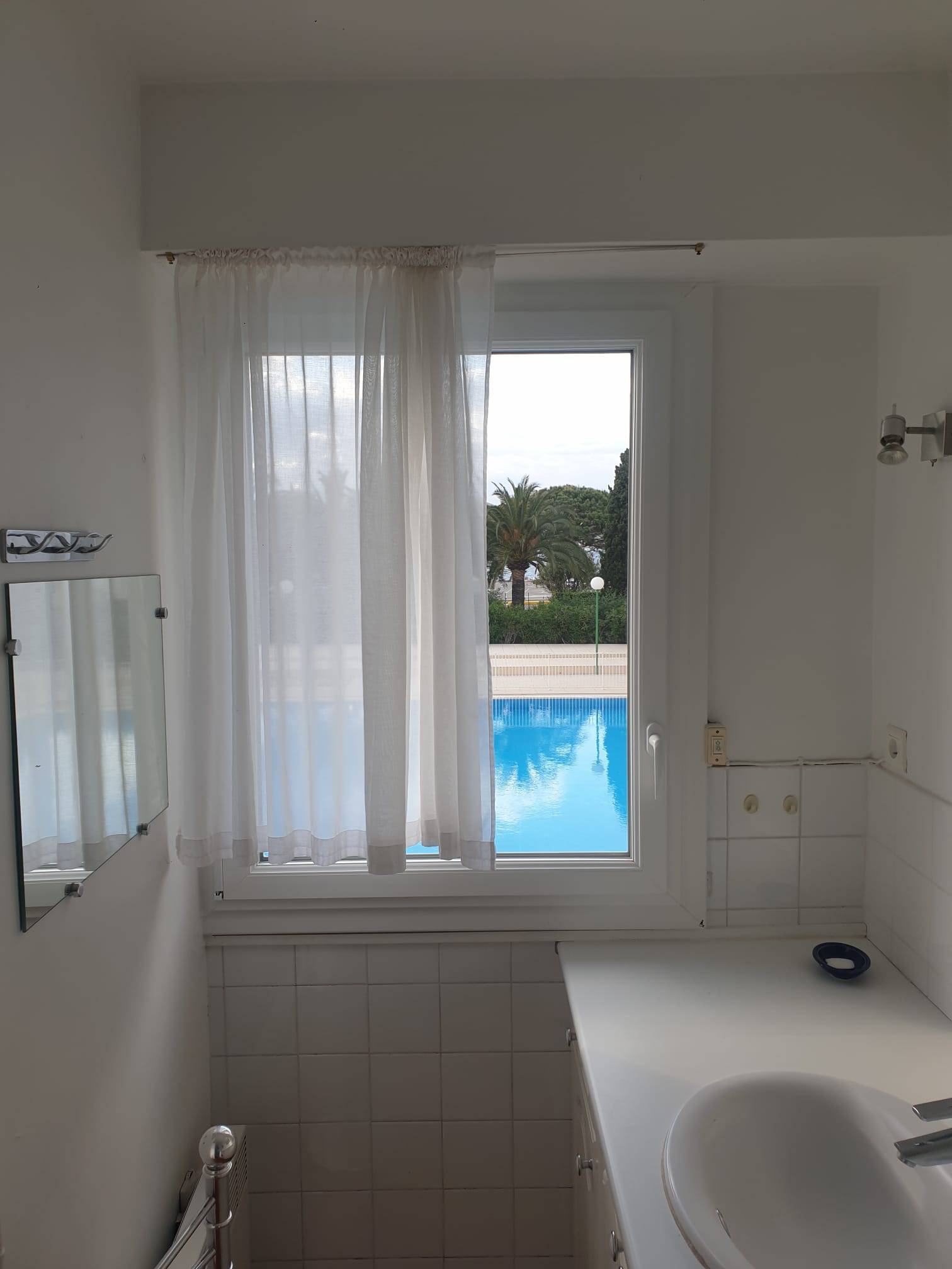 Remplacement de menuiseries en bois par menuiseries en aluminium et PVC à Saint-Tropez dans le Var