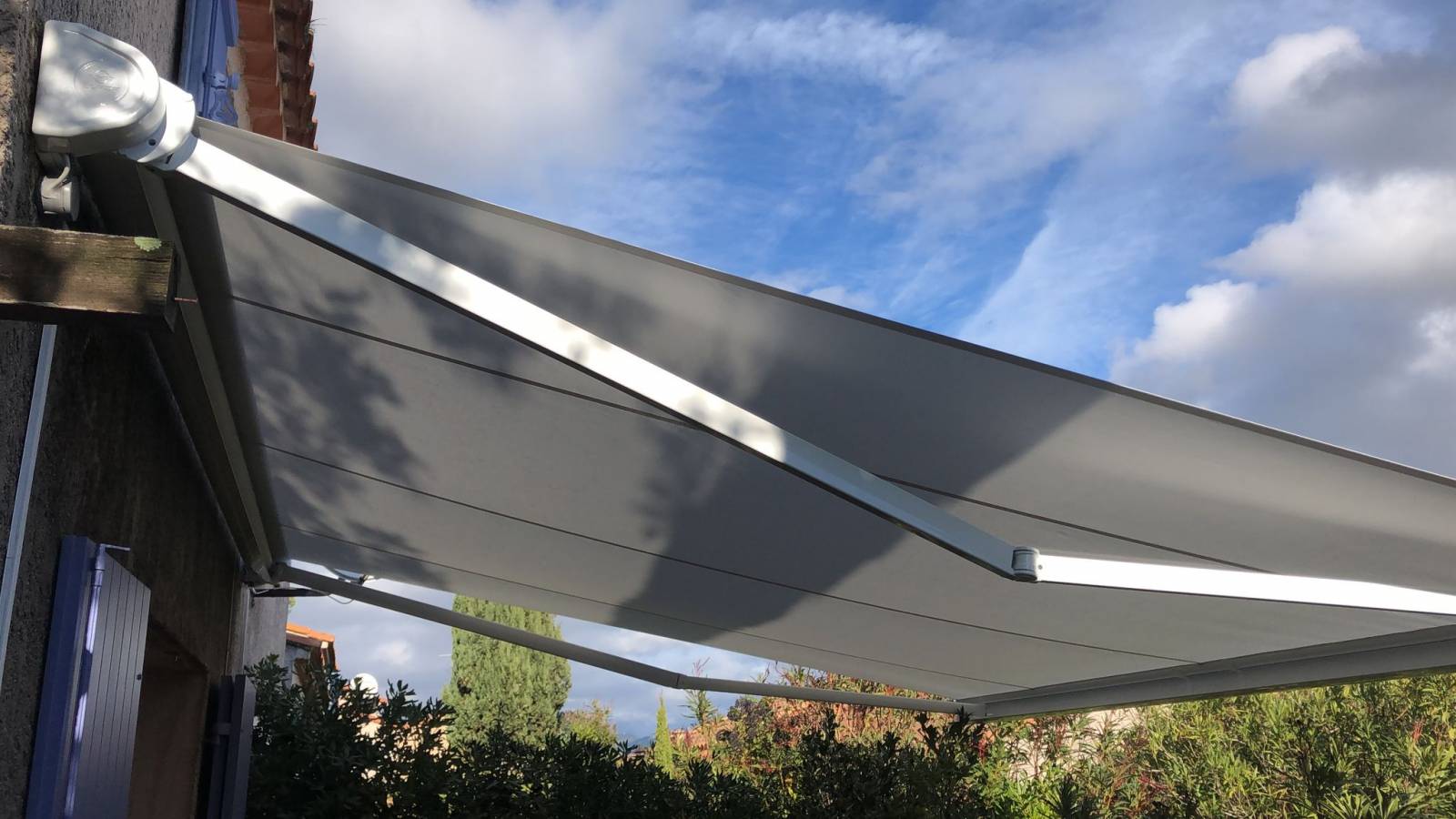 Remplacement de store banne sans coffre par store banne avec coffre complet à Ramatuelle dans le Golfe de Saint-Tropez