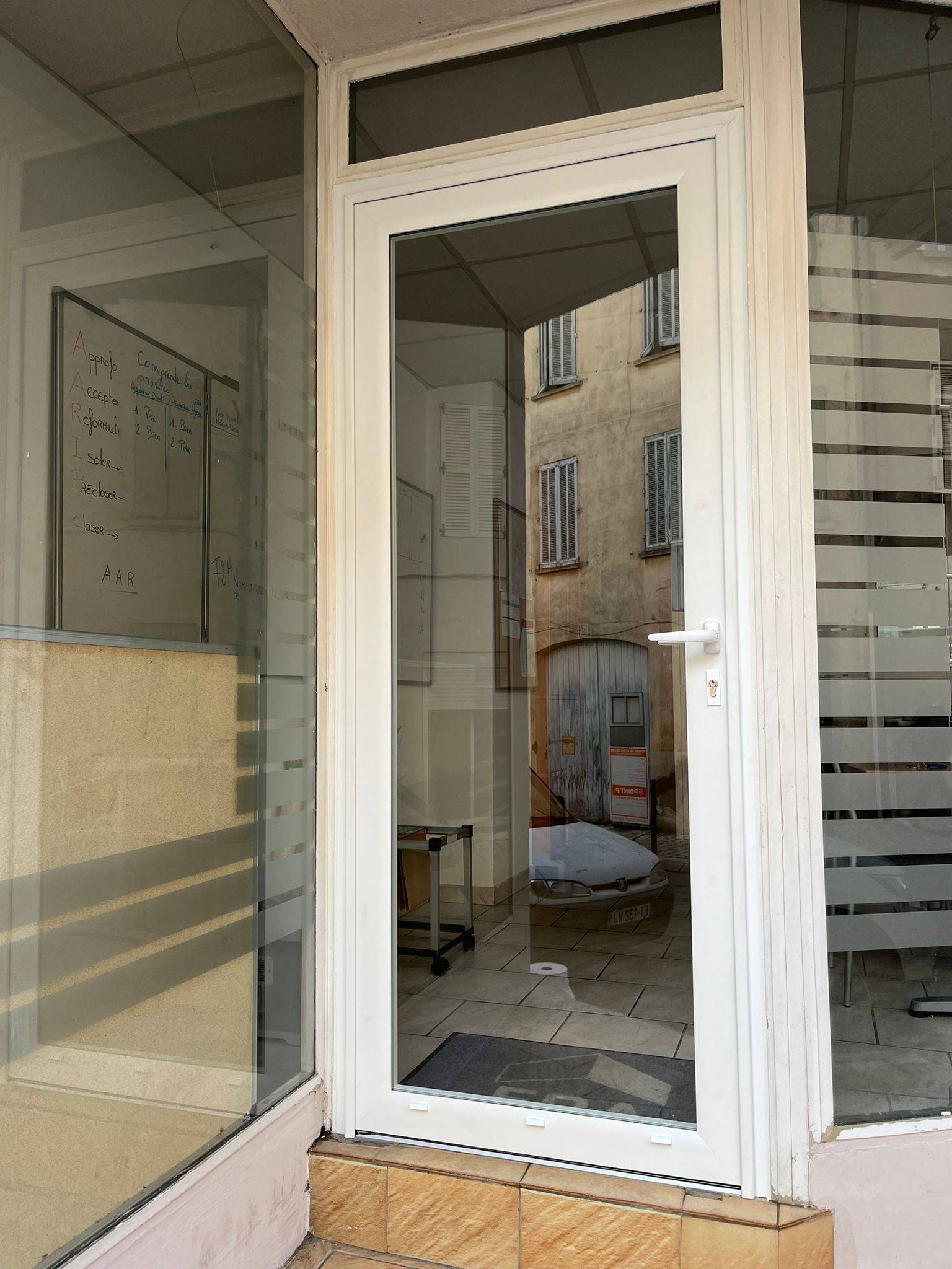 Installation d'une porte en aluminium vitrée en rénovation à Cogolin dans le Golfe de Saint-Tropez