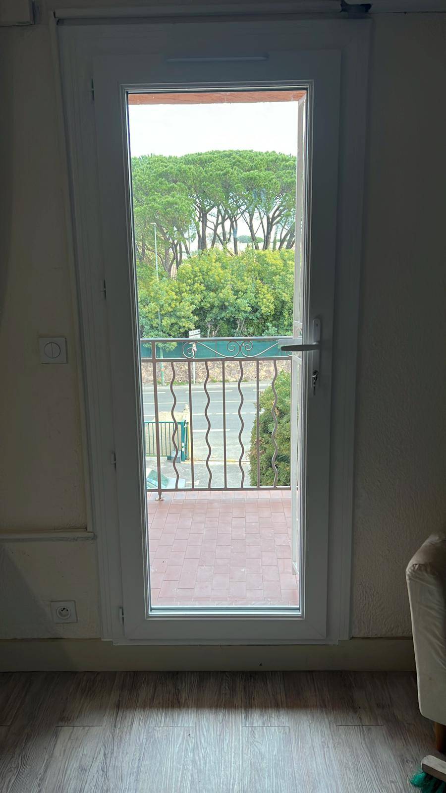 Remplacement d'une porte-fenêtre en PVC à Saint-Tropez dans le Var