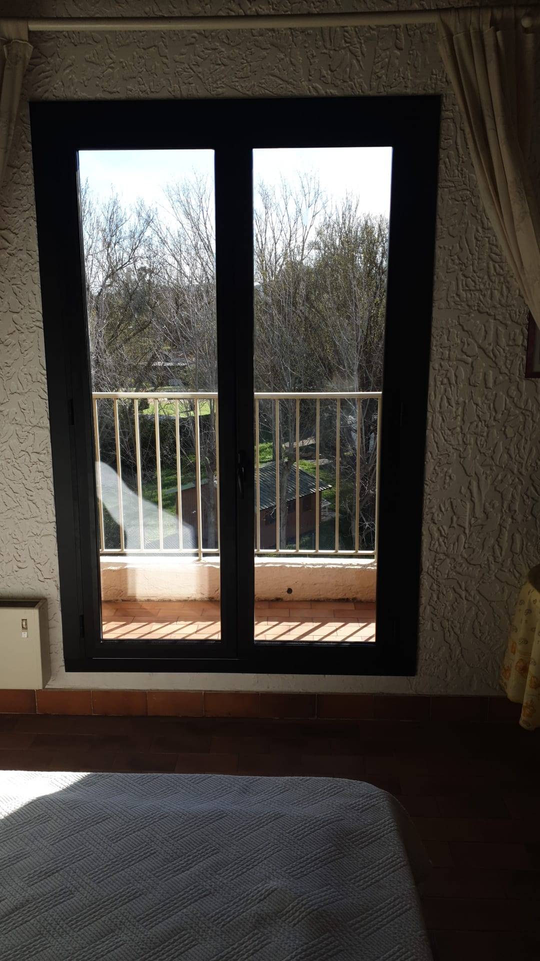 Porte fenêtre 2 vantaux en aluminium à rupture de pont thermique 