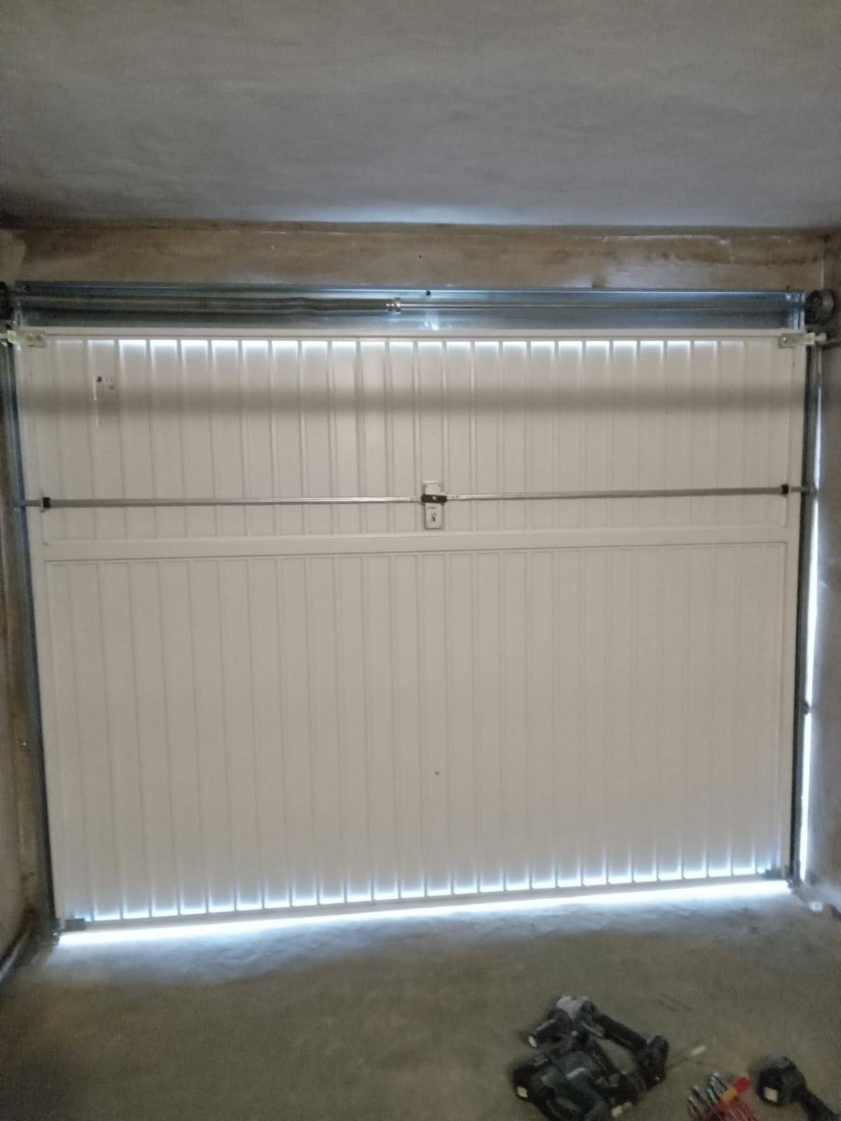 Remplacement d'une porte de garage métallique basculante à Ramatuelle dans le Golfe de Saint-Tropez