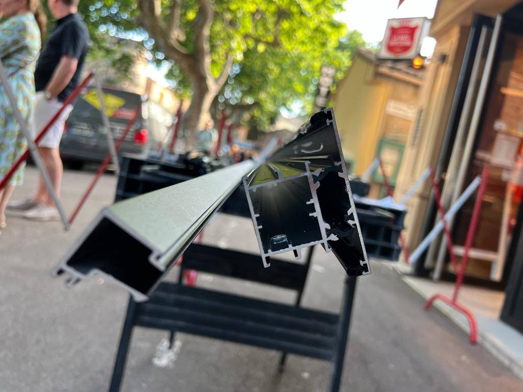 Remplacement de vitrage sur la vitrine d'une célèbre boulangerie à Saint-Tropez dans le Golfe de Saint-Tropez.