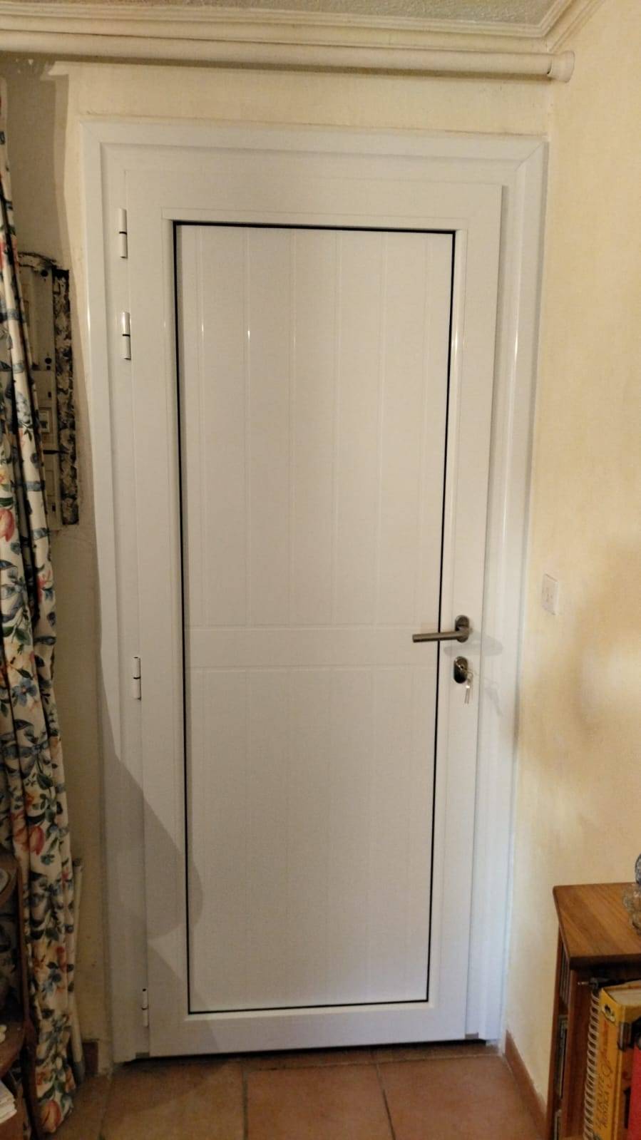 Remplacement d'une porte d'entrée en bois par une porte d'entrée en aluminium à Cogolin dans le Golfe de Saint-Triopez