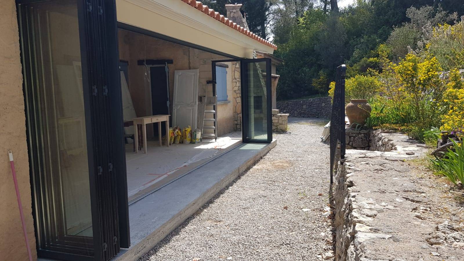 Fourniture et pose d'un système coulissant et accordéon en aluminium SF55 près de Cogolin dans le Golfe de Saint Tropez