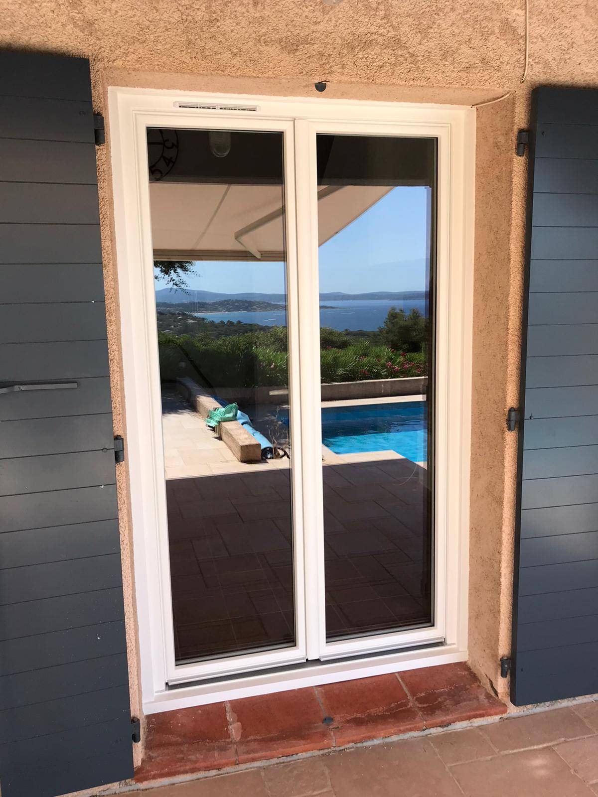 Pose en rénovation d'une porte fenêtre en PVC à 2 vantaux 