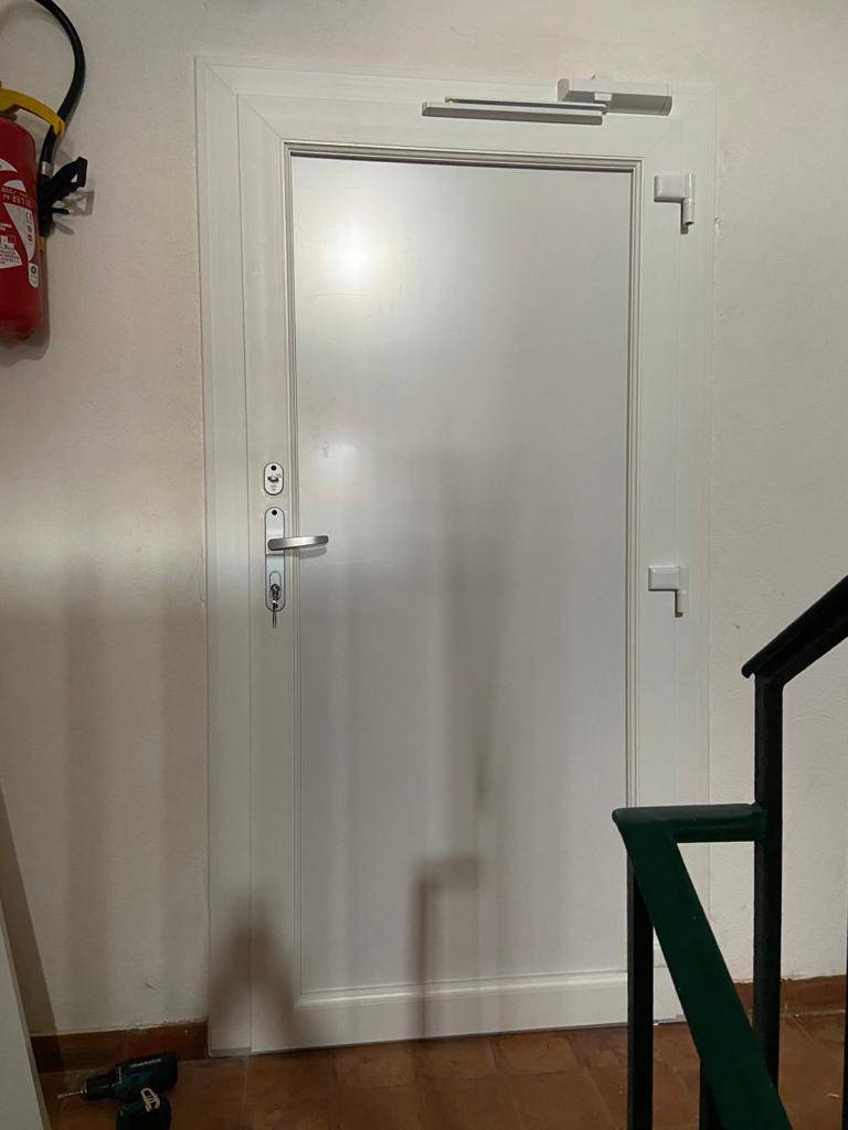 Remplacement d'une porte bois par porte PVC à Port Grimaud Dans le Golfe de Saint Tropez