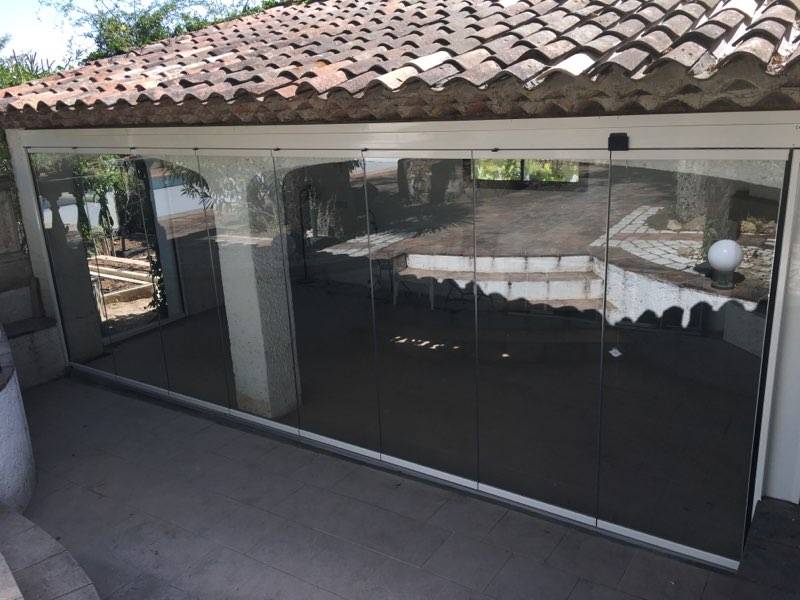 Fourniture et pose d'un mur de verre SF25 à Grimaud dans le Golfe de Saint-Tropez