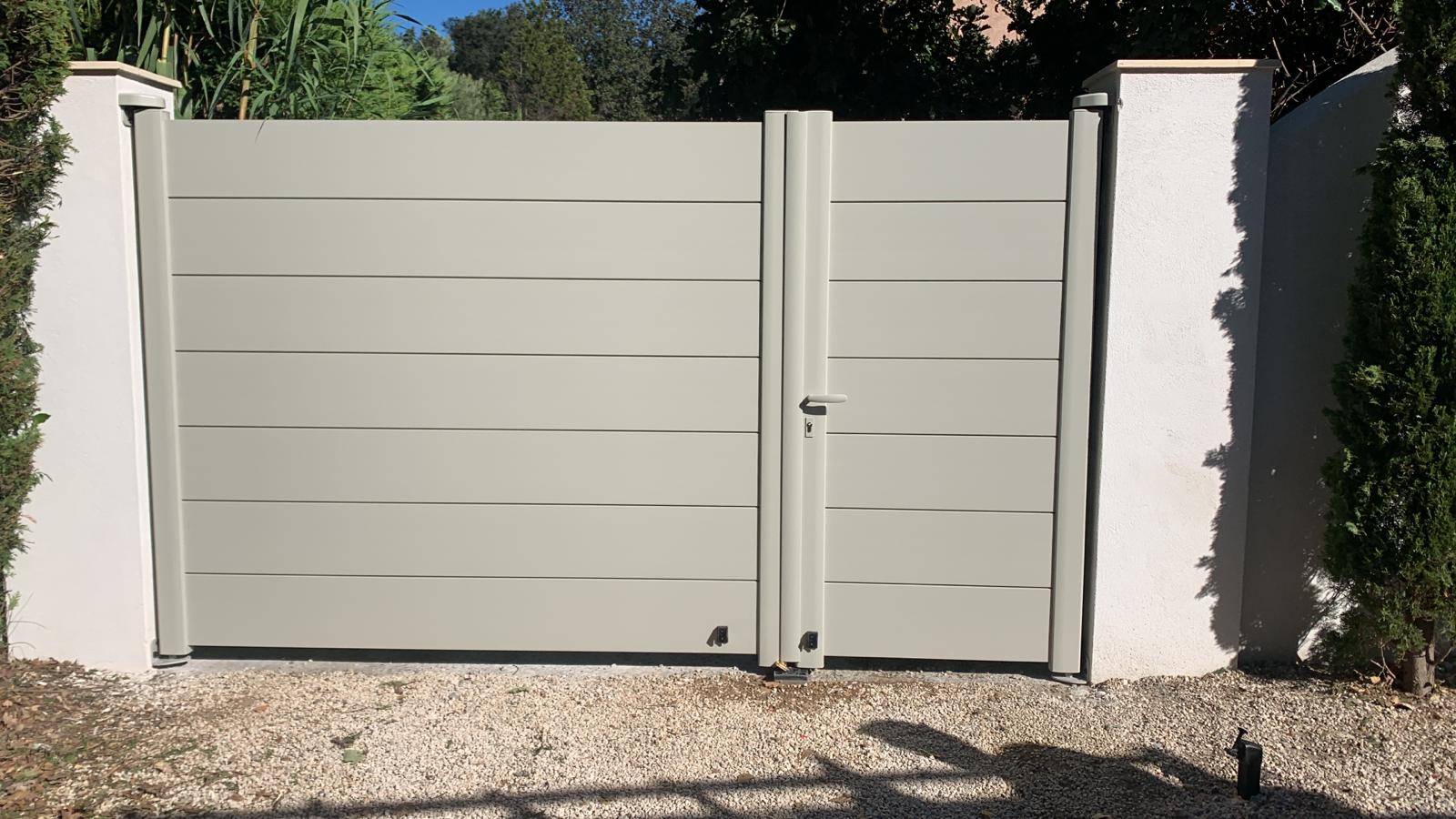 Portail battant en aluminium asymétrique 