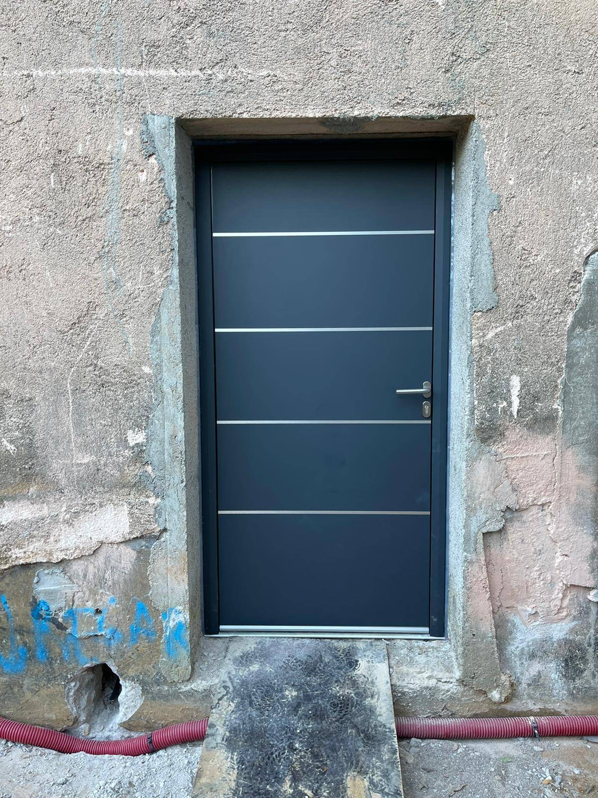 Fourniture et pose d'une porte d'entrée en aluminium à la Croix-Valmer dans le Golfe de Saint-Tropez