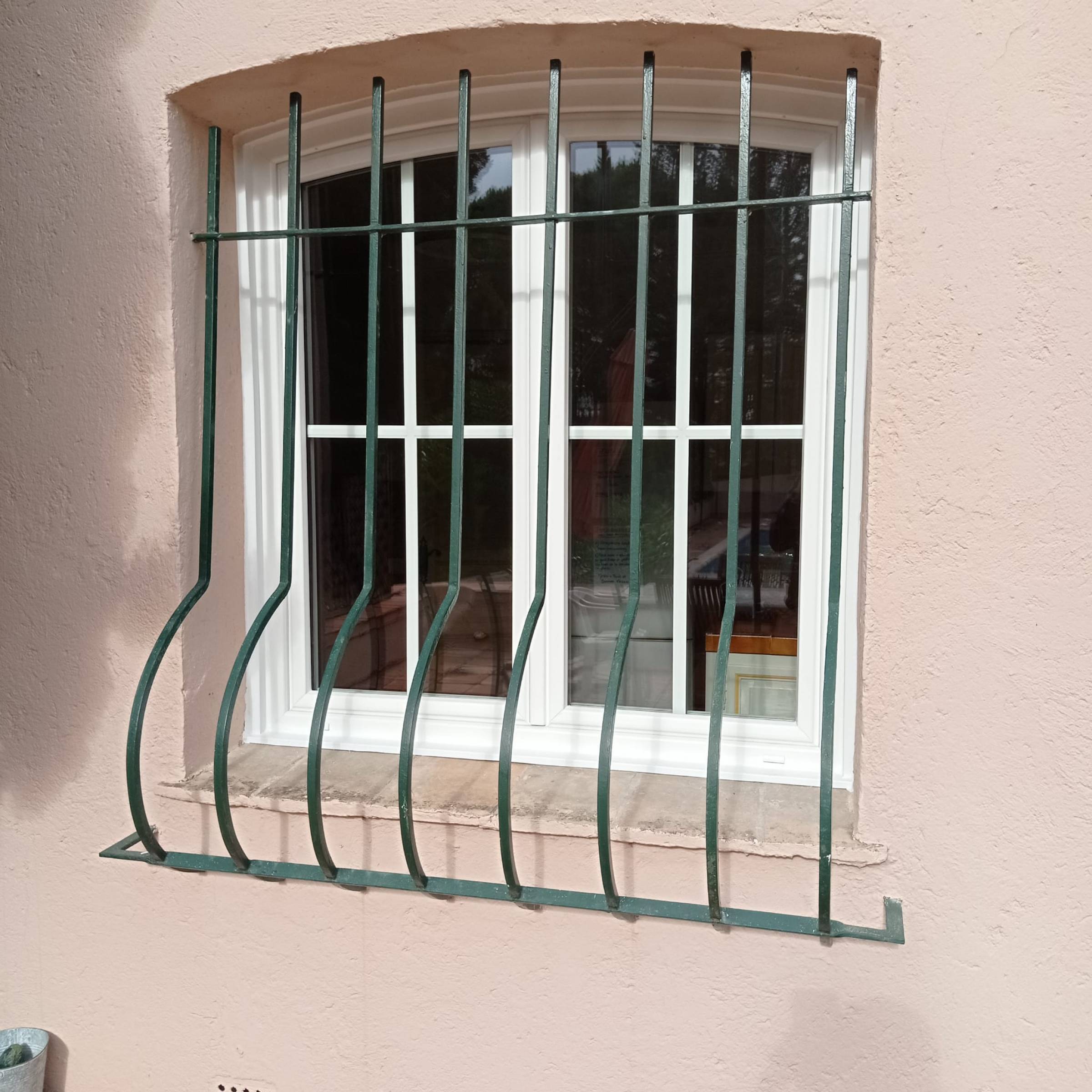 Fenêtre PVC cintrée double vitrage petits bois intégrés à Cogolin