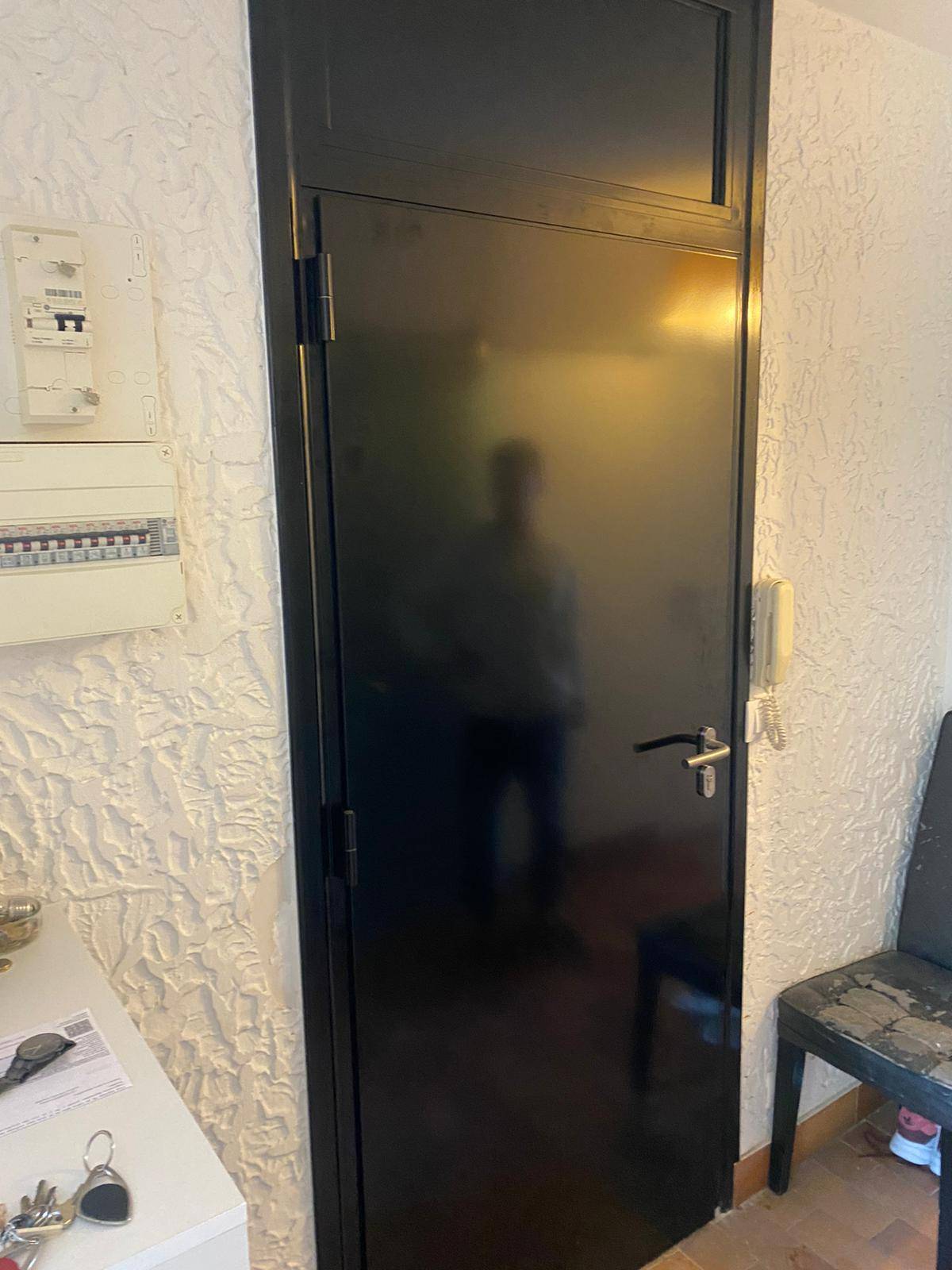 Remplacement d'une porte d'entrée palière en bois par une porte d'entrée en aluminium à Cogolin dans le Golfe de Saint-Tropez