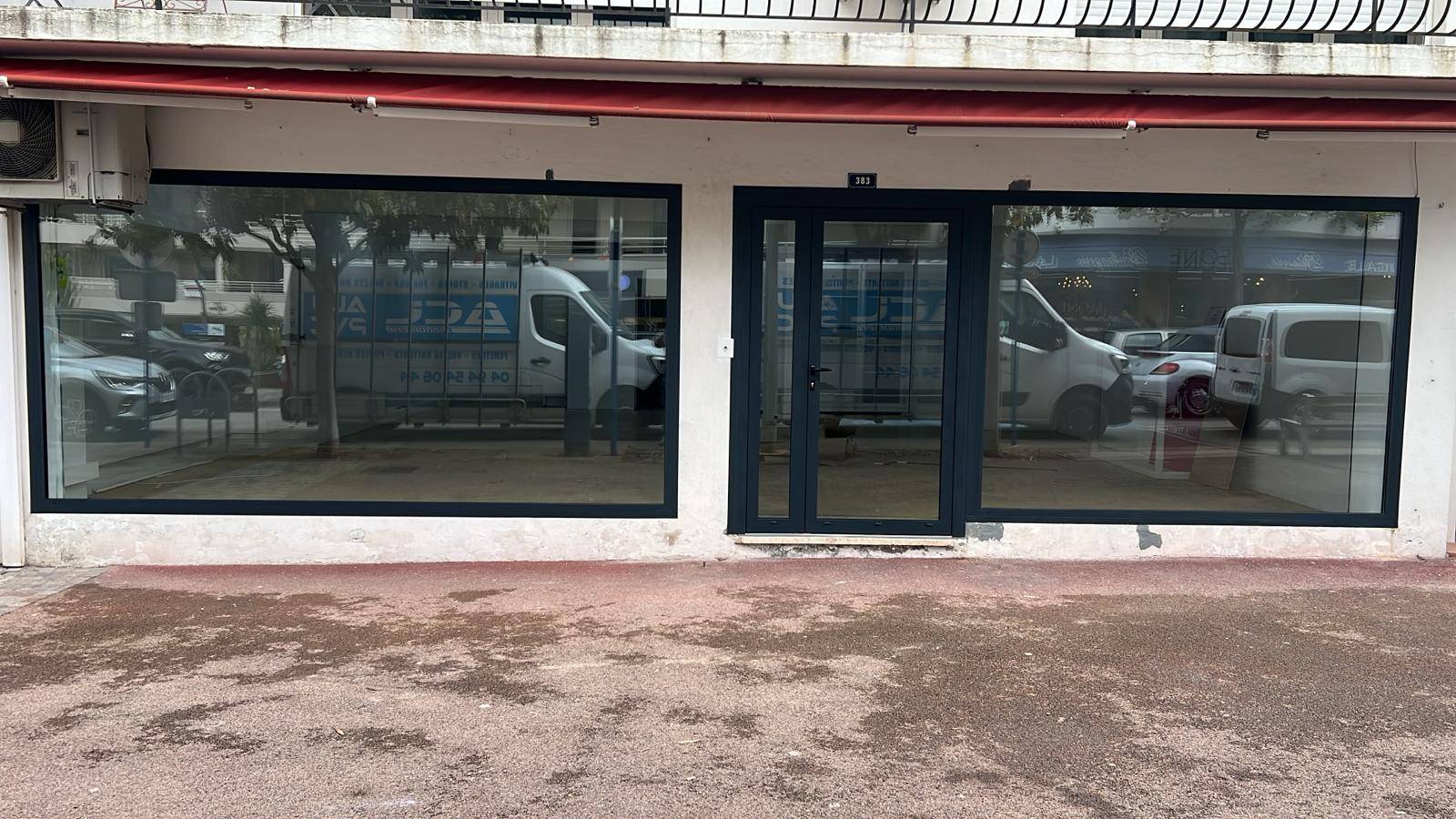Rénovation de vitrines de magasin en aluminium à Cavalaire-Sur-Mer dans le Golfe de Saint-Tropez