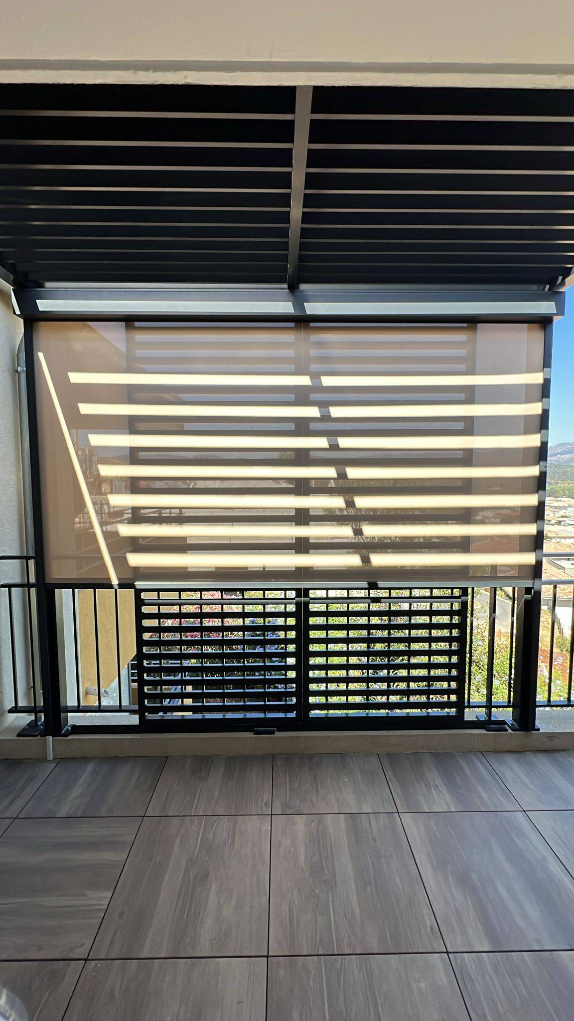 Installation d'un store à descente verticale à Cogolin en plein coeur du Golfe de Saint-Tropez