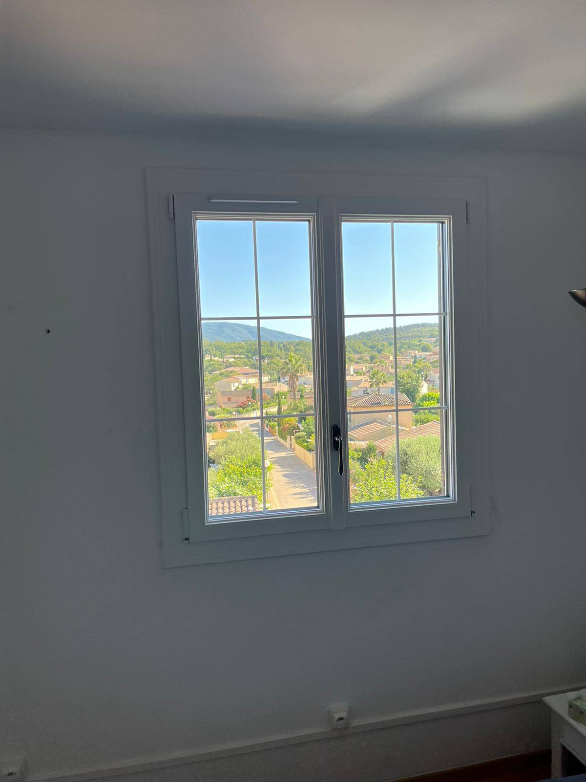 Fenêtre PVC sur mesure pose en rénovation à Cogolin 