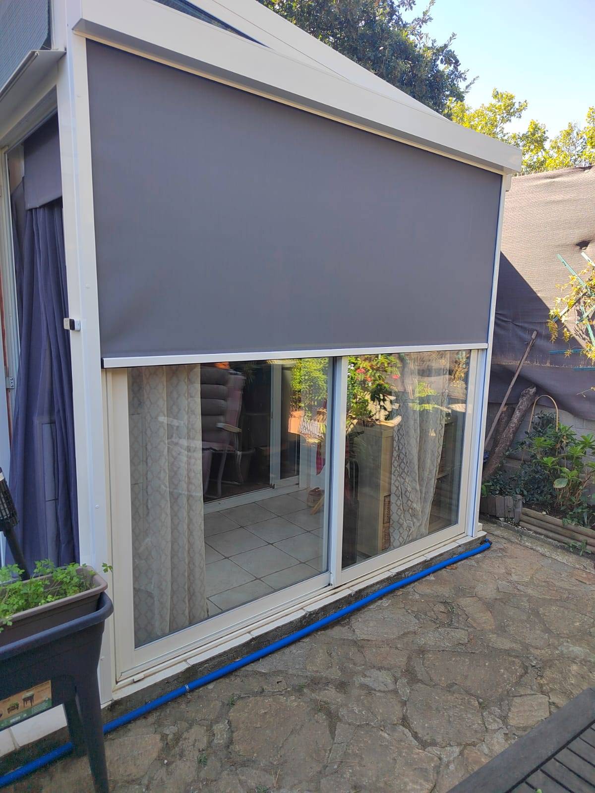 Installation d'un store extérieur à descente verticale avec coffre à Cogolin dans le Var