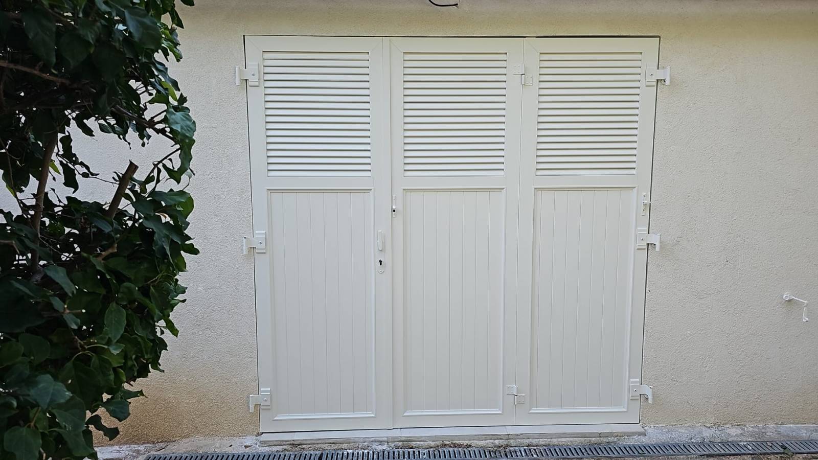 Installation en neuf d'un volet battant en aluminium à Cavalaire-Sur-Mer dans le Golfe de Saint-Tropez