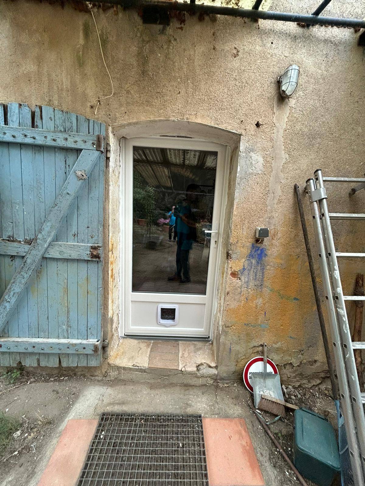 Remplacement de fenêtres en bois par des fenêtres en PVC à Grimaud en plein cœur du Golfe de Saint-Tropez