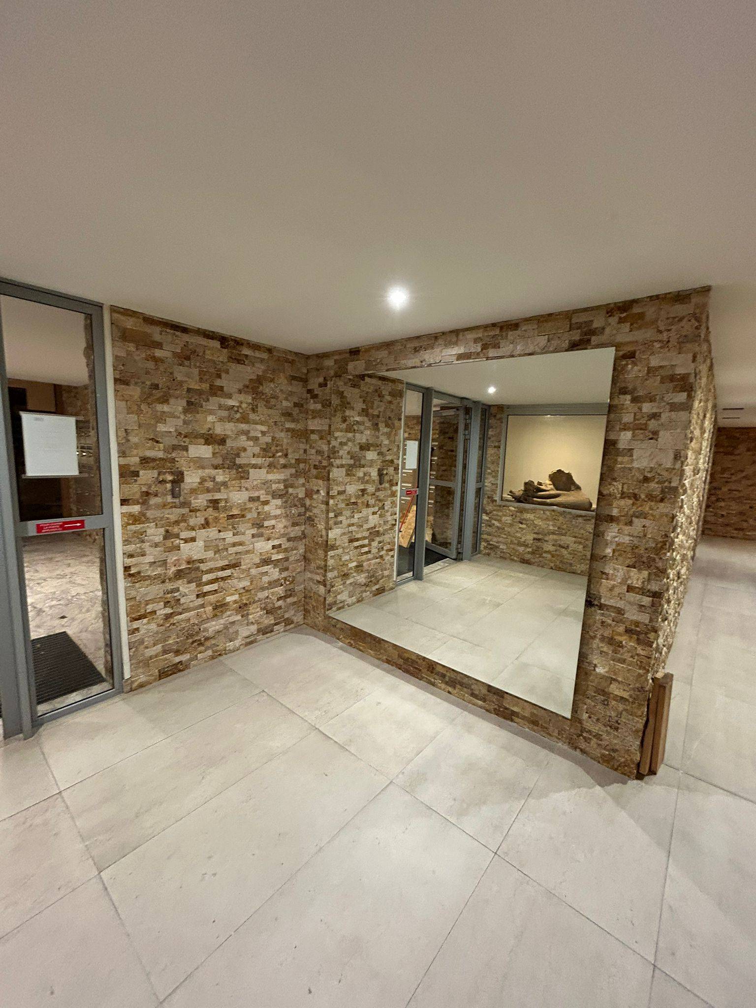 Installation de miroirs dans le hall de l'immeuble d'une résidence à Sainte-Maxime dans le Golfe de Saint-Tropez