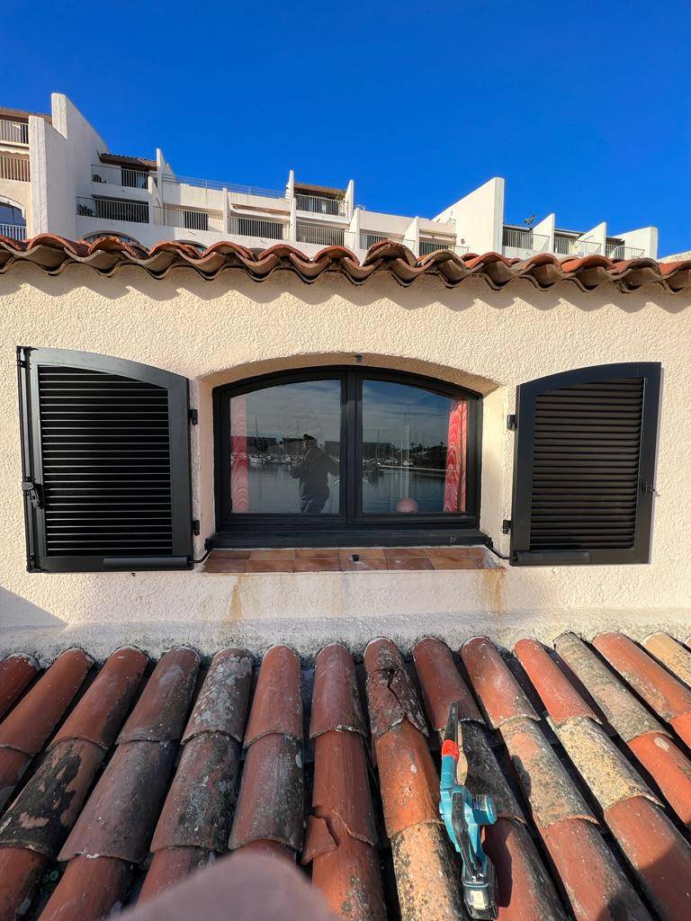 Volet battant cintré en aluminium à Cogolin 